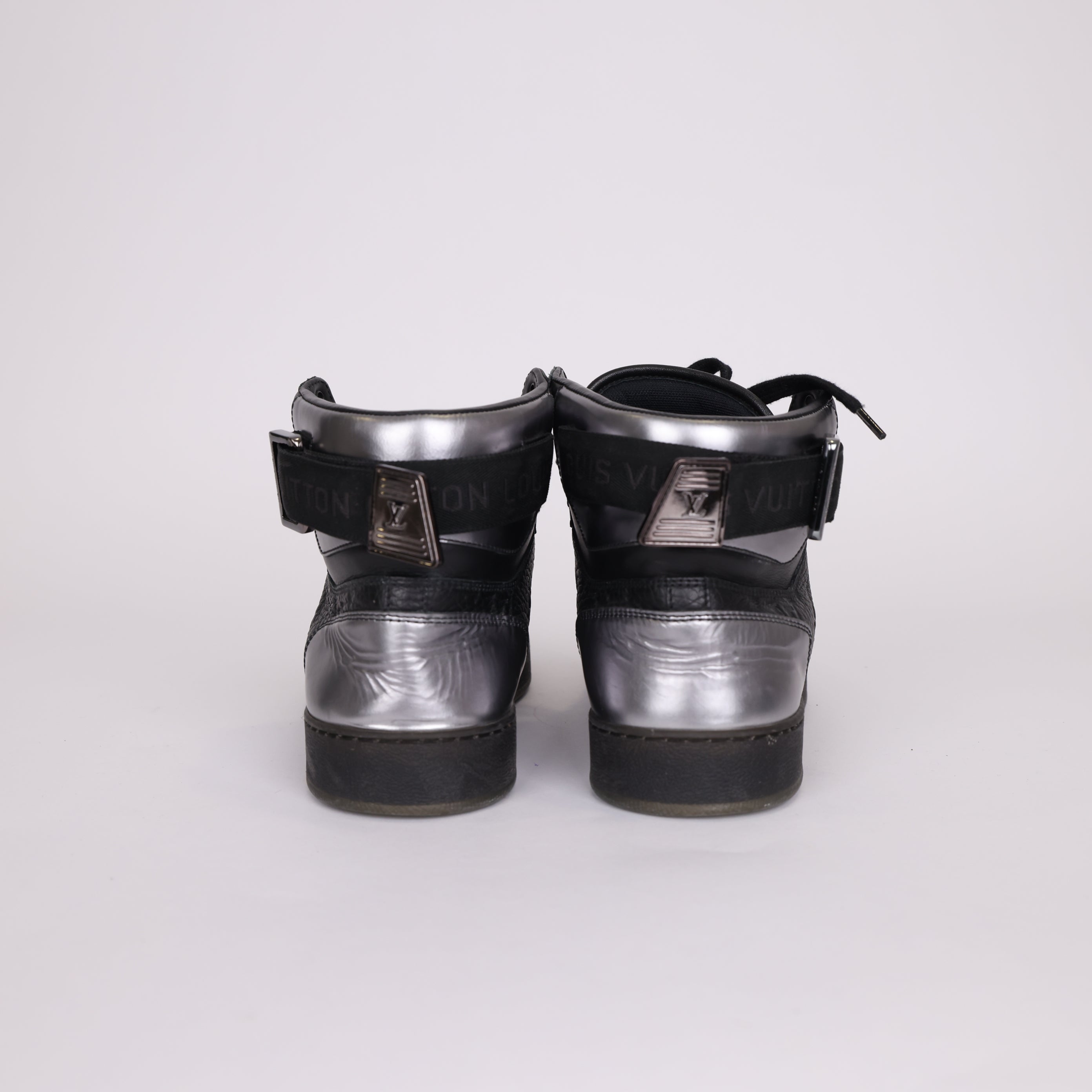 BJ002 LV Louis Vuitton black embossed sneakers size EU41/ UK7- Pre Owned