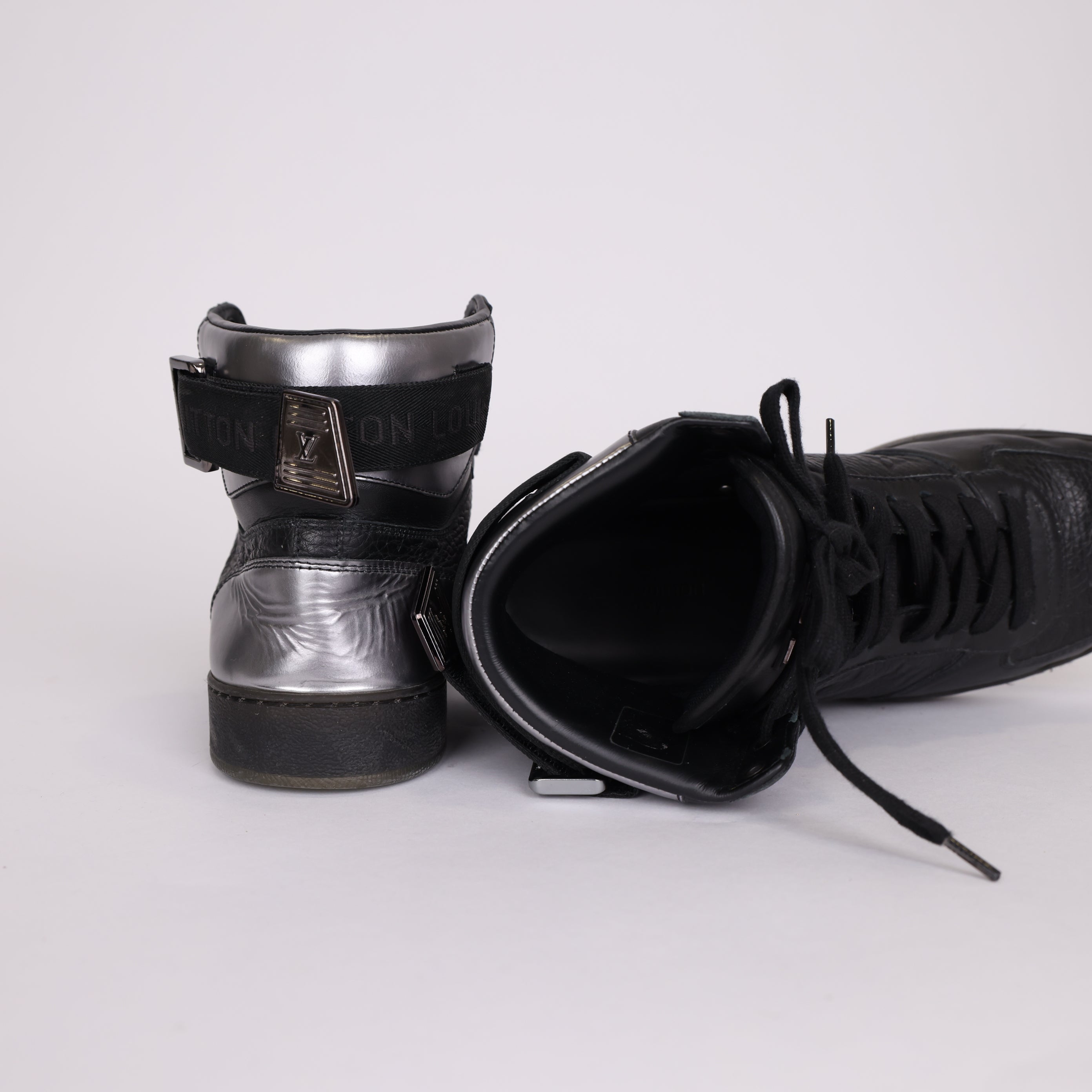 BJ002 LV Louis Vuitton black embossed sneakers size EU41/ UK7- Pre Owned