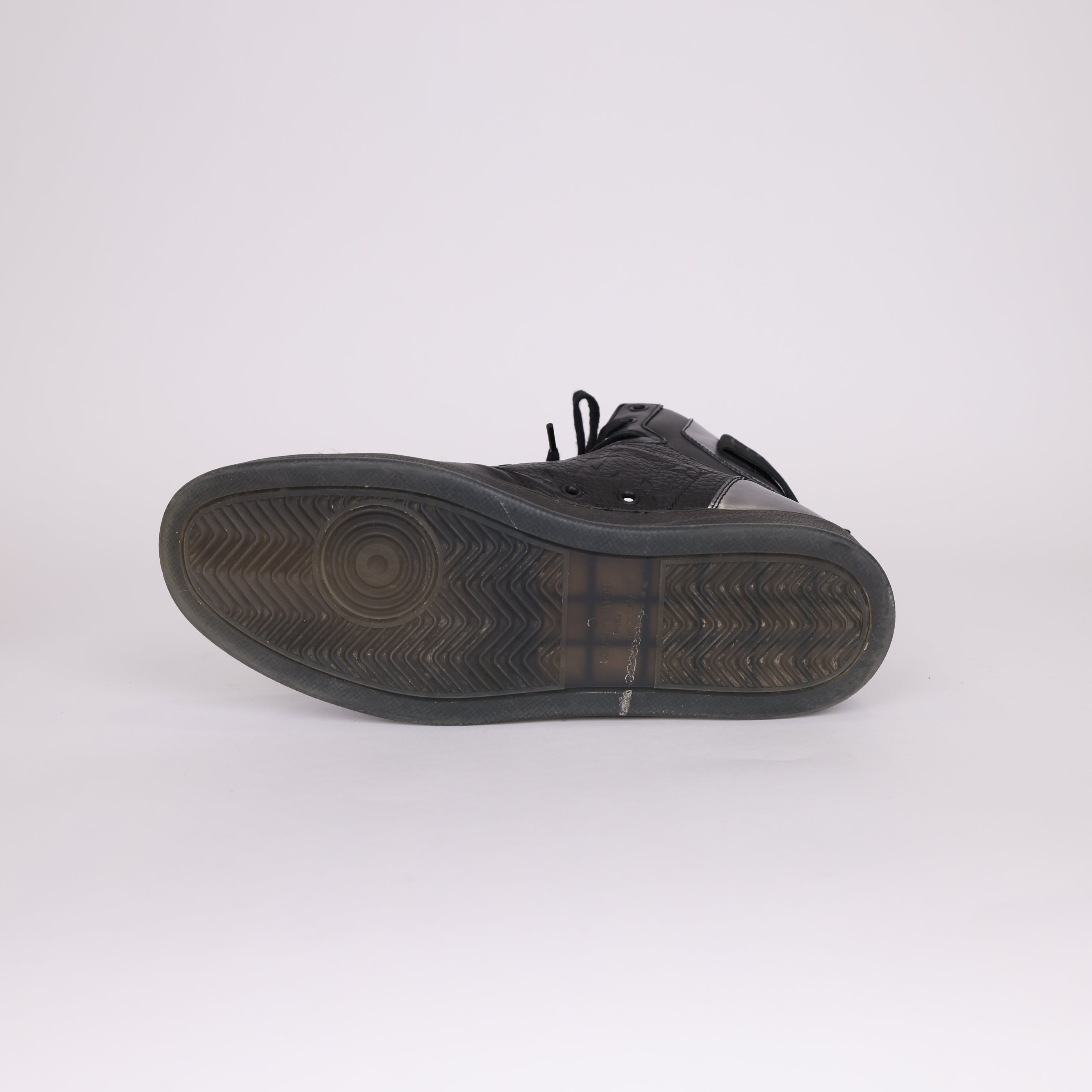 BJ002 LV Louis Vuitton black embossed sneakers size EU41/ UK7- Pre Owned