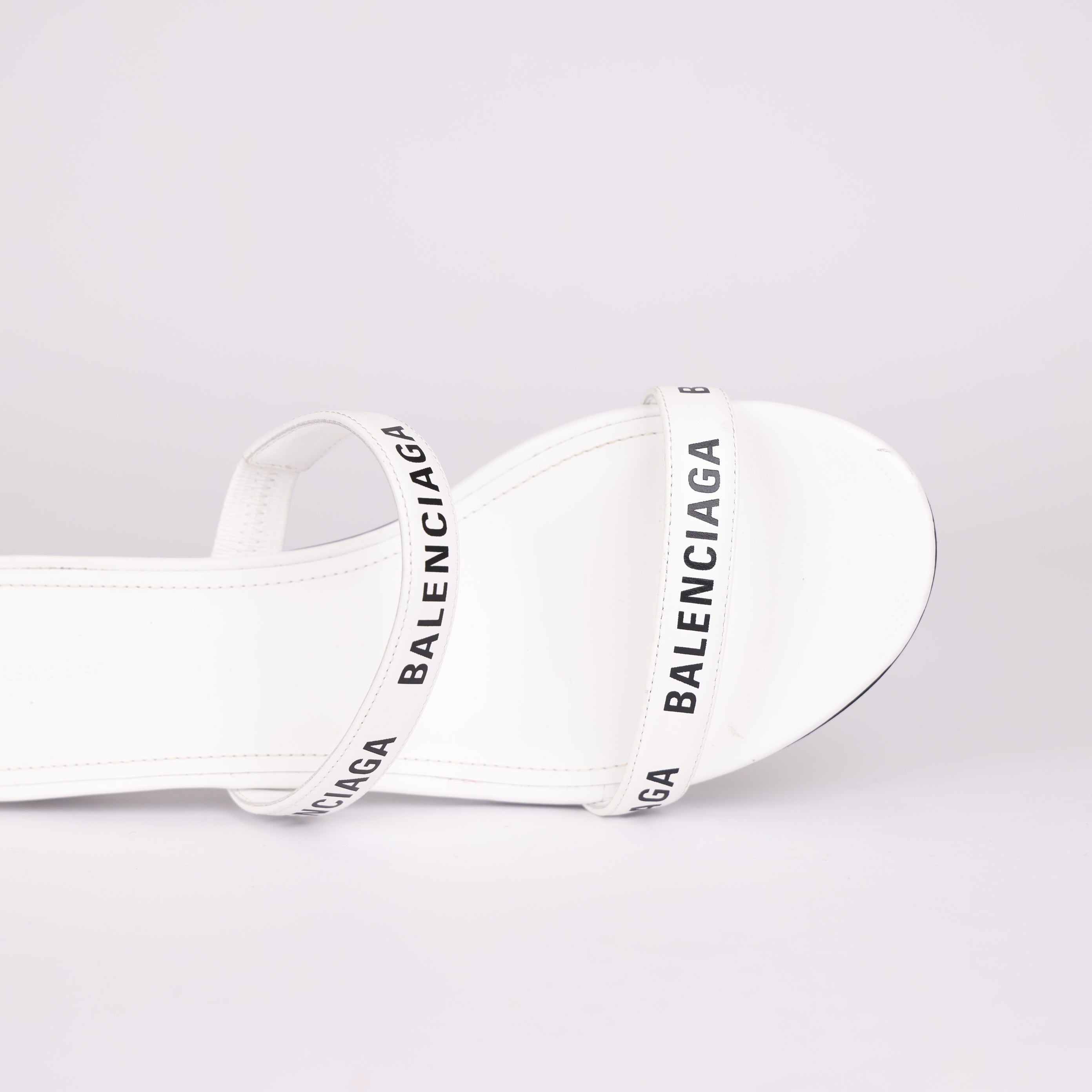 PRE OWNED- Balenciaga - Round leather sandals SIZE EU38/ UK5