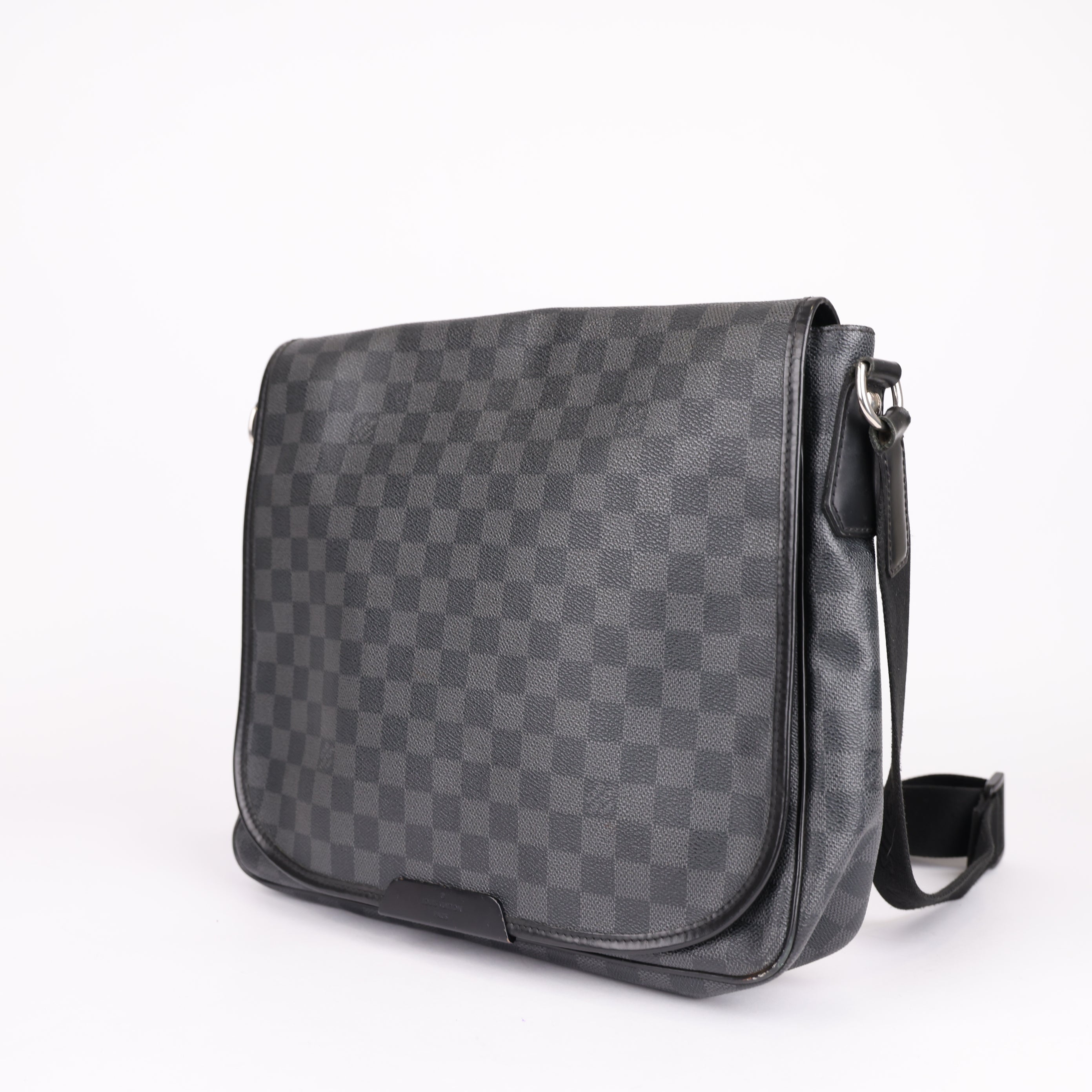 LOUIS VUITTON District MM Messenger Bag- Pre Owned