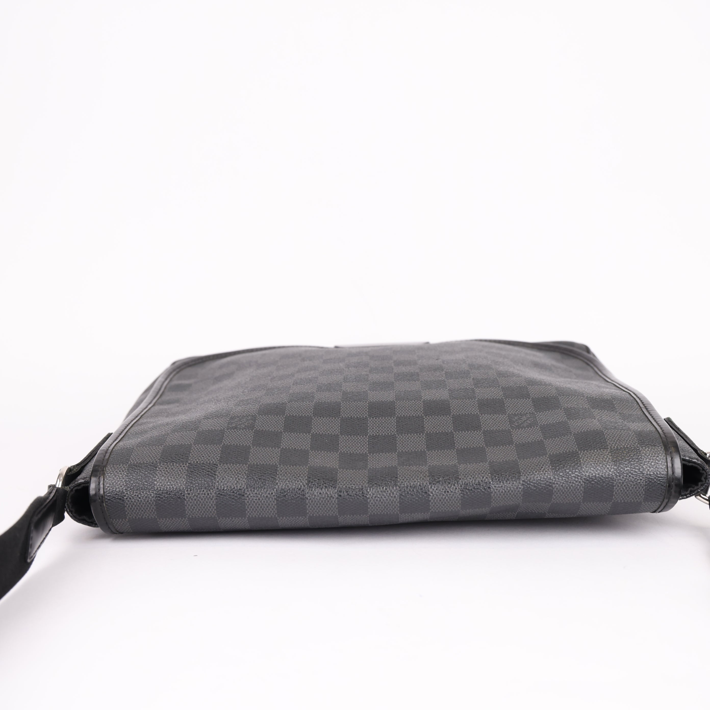 LOUIS VUITTON District MM Messenger Bag- Pre Owned