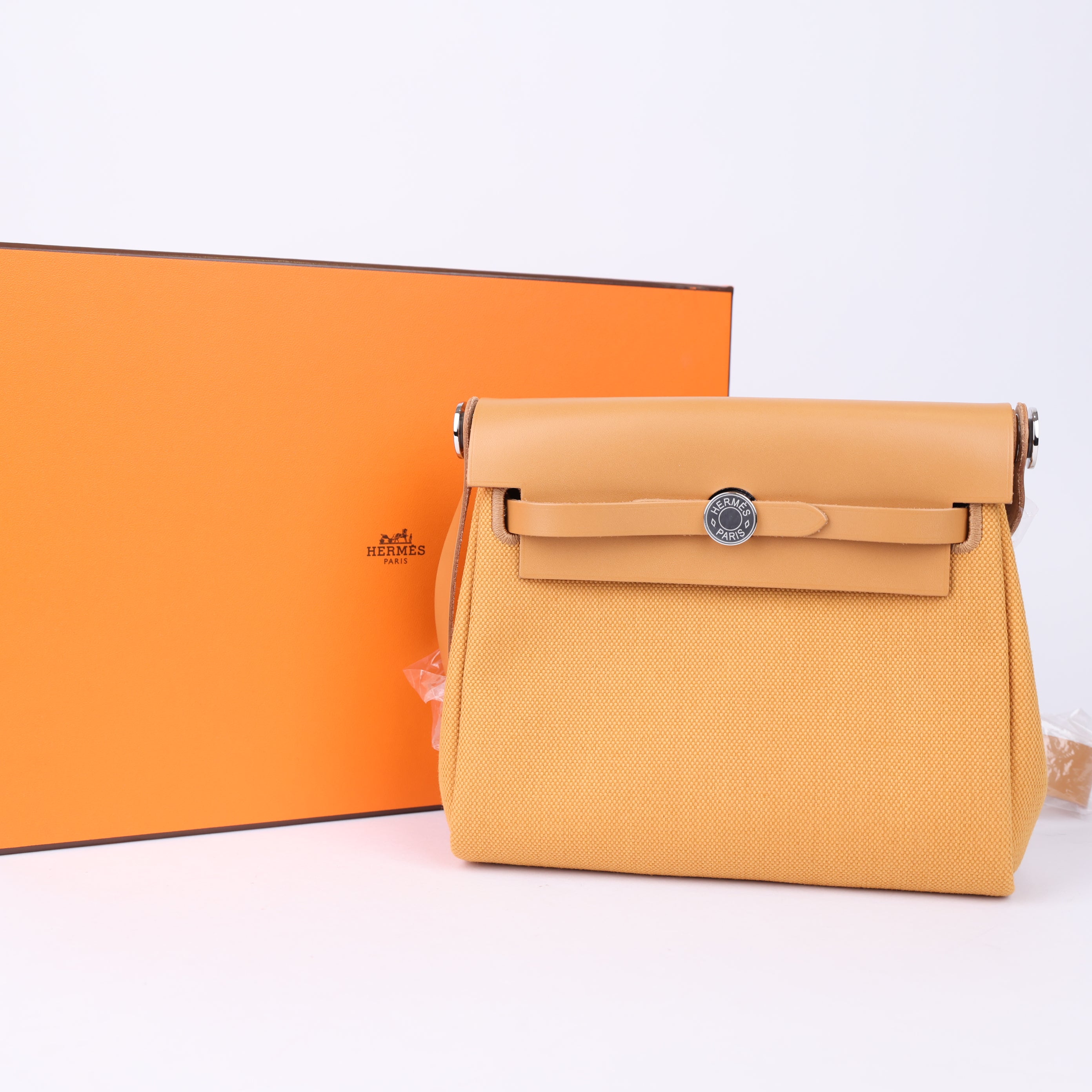 J0981 HERMES 2025 Naturel Sable Toile Militaire Vache Hunter Herbag Zip 20 w/ Box - Pre Owned