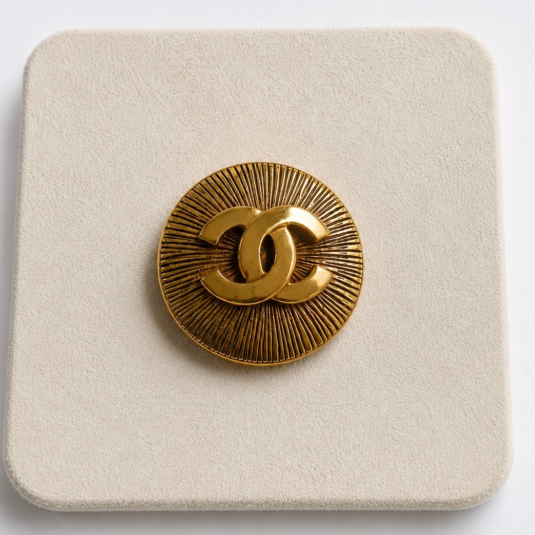Chanel Round CC Sunburst Brooch J3096 | Pre-Owned Good Gold-Tone Metal