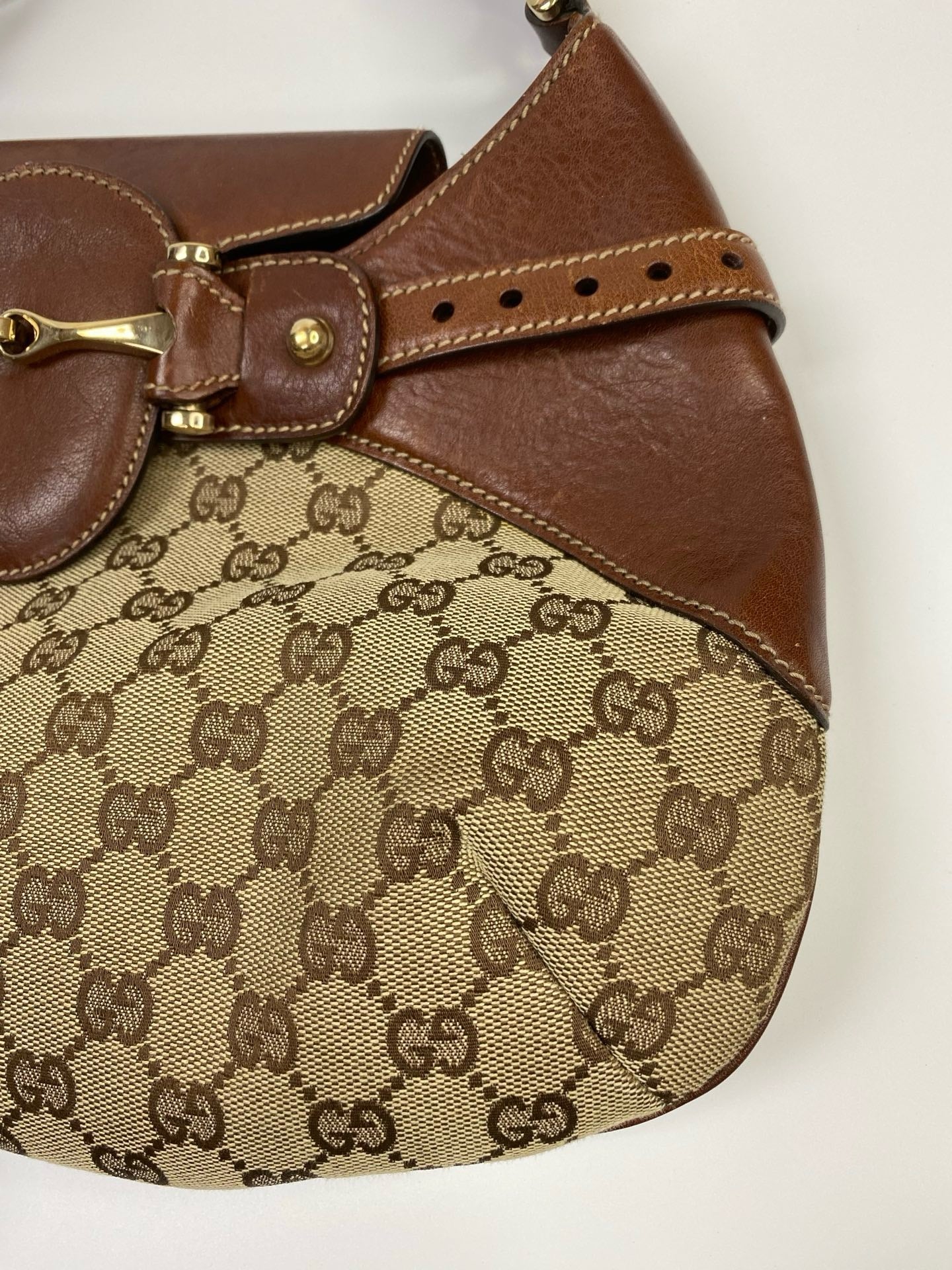 J2860 Gucci Shoulder Bag Beige/Brown GG Canvas Horsebit Shoulder Bag | Pre-Owned Beige / Brown Canvas GG Monogram