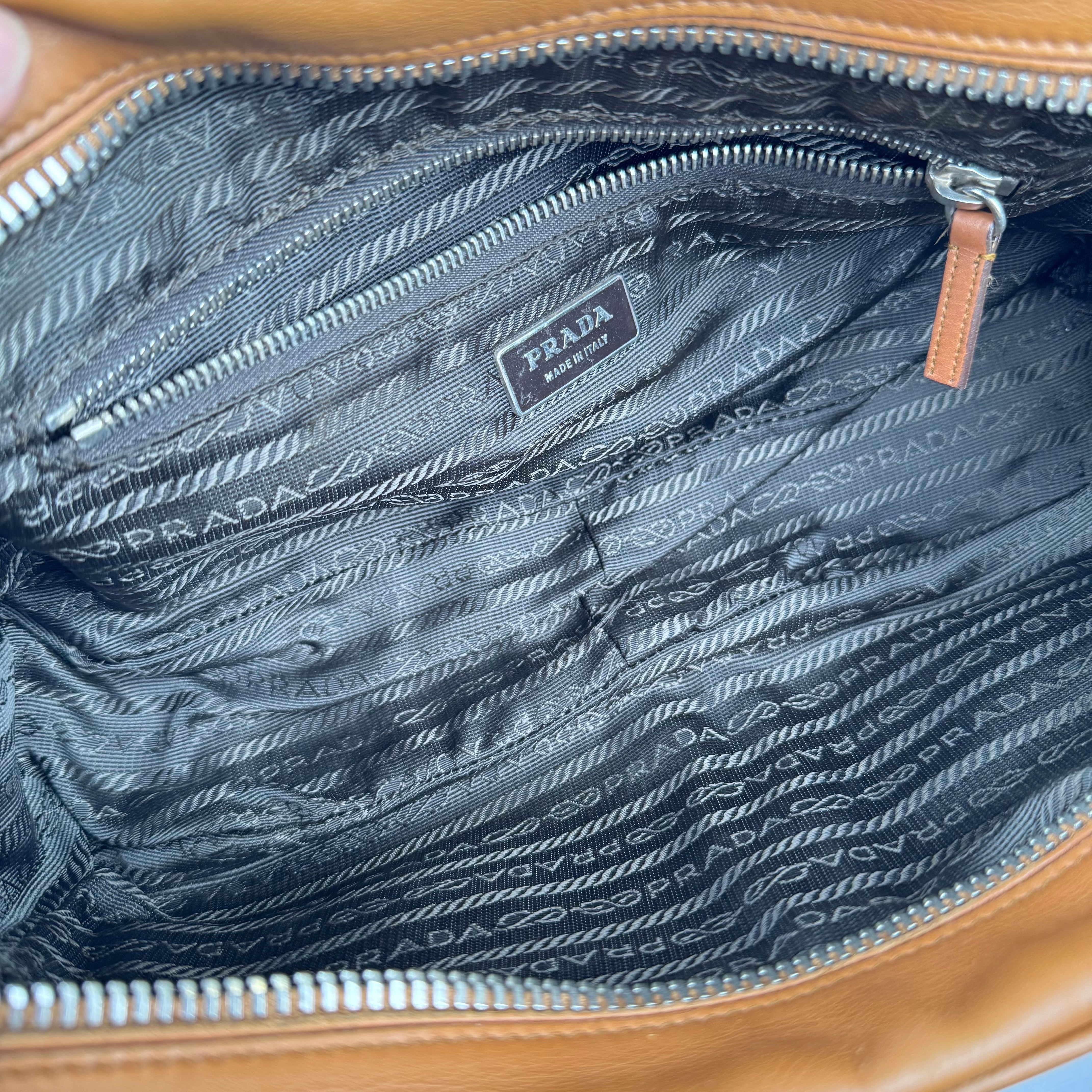 J0798B22942 Prada Leather Handbag with Double Pockets- Pre Owned