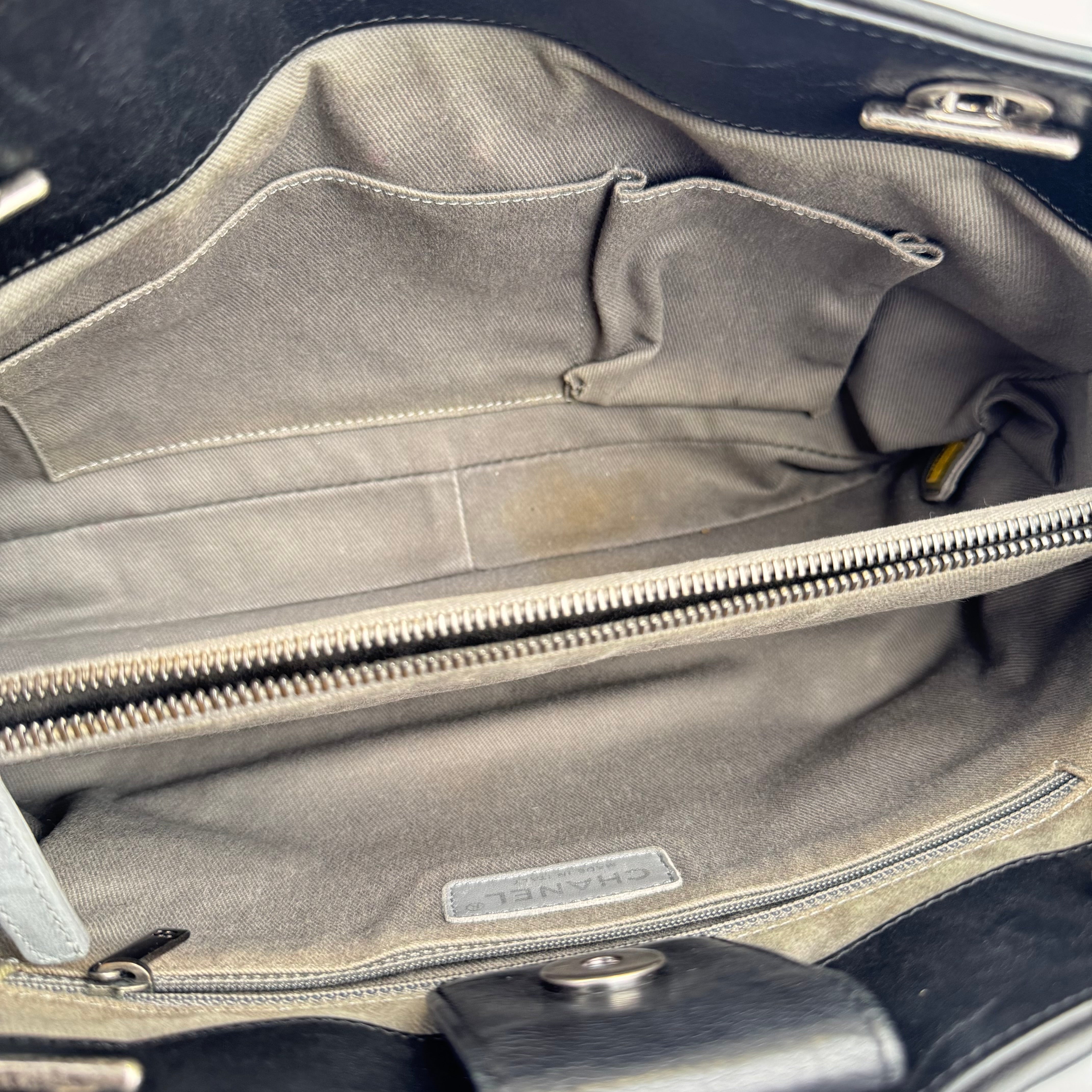 J0904 CHANEL 2012-2013 Medium CC Quilted Calfskin Stitch It tote bag- Pre Owned