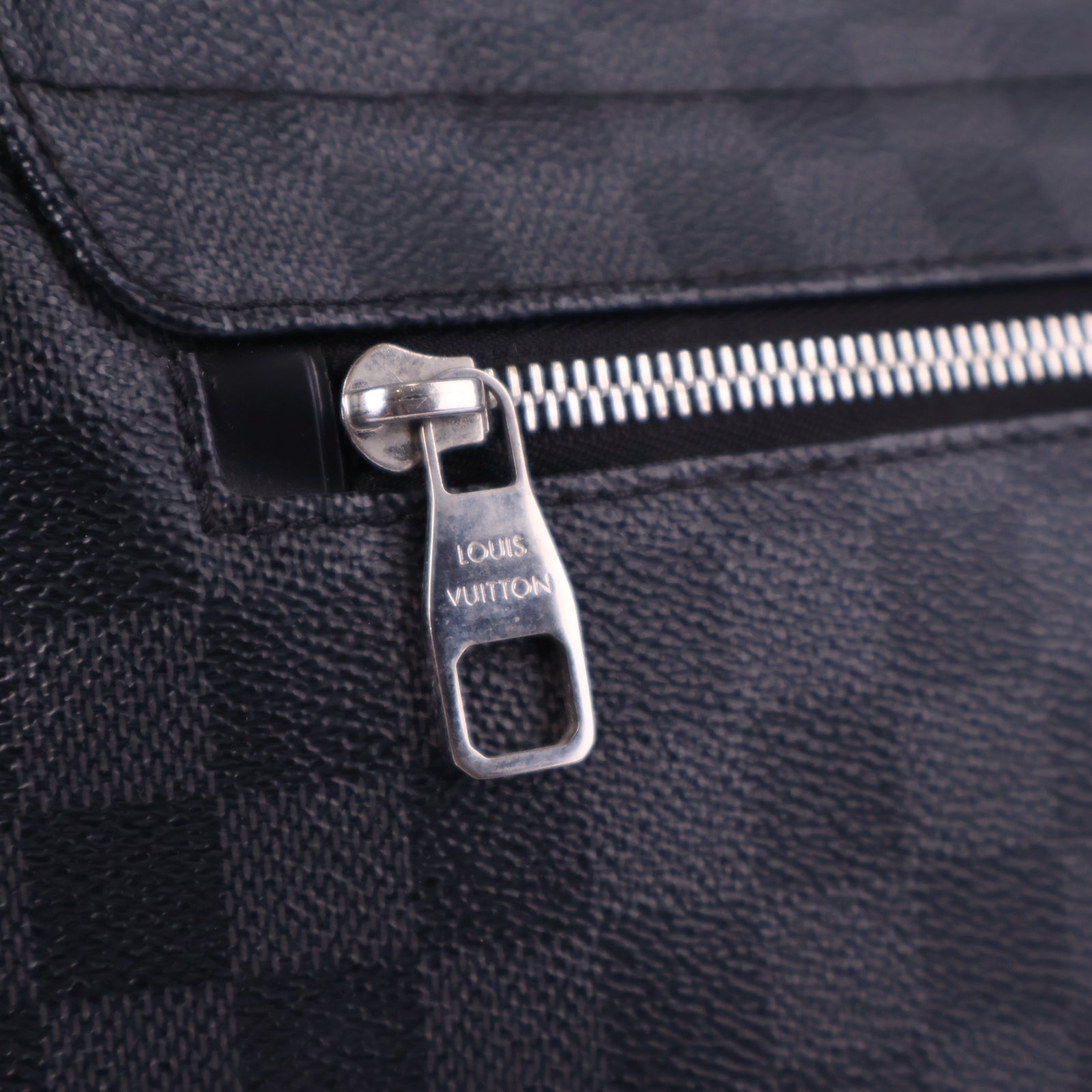 Louis Vuitton Damier Graphite District MM Messenger Bag Messenger Bag J3326 | Pre-Owned Like New Black / Grey Damier Graphite Canvas