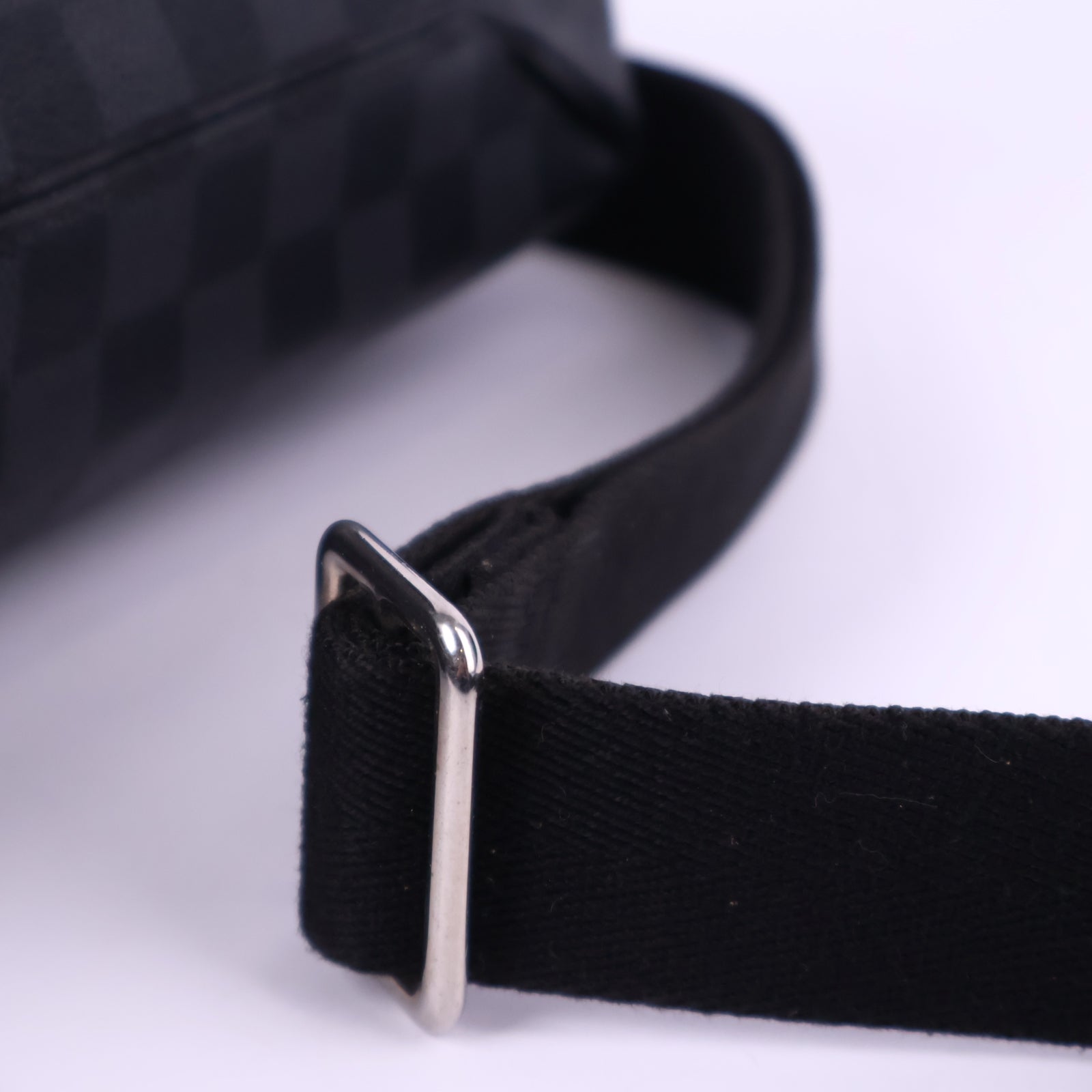 Louis Vuitton Damier Graphite District MM Messenger Bag Messenger Bag J3326 | Pre-Owned Like New Black / Grey Damier Graphite Canvas