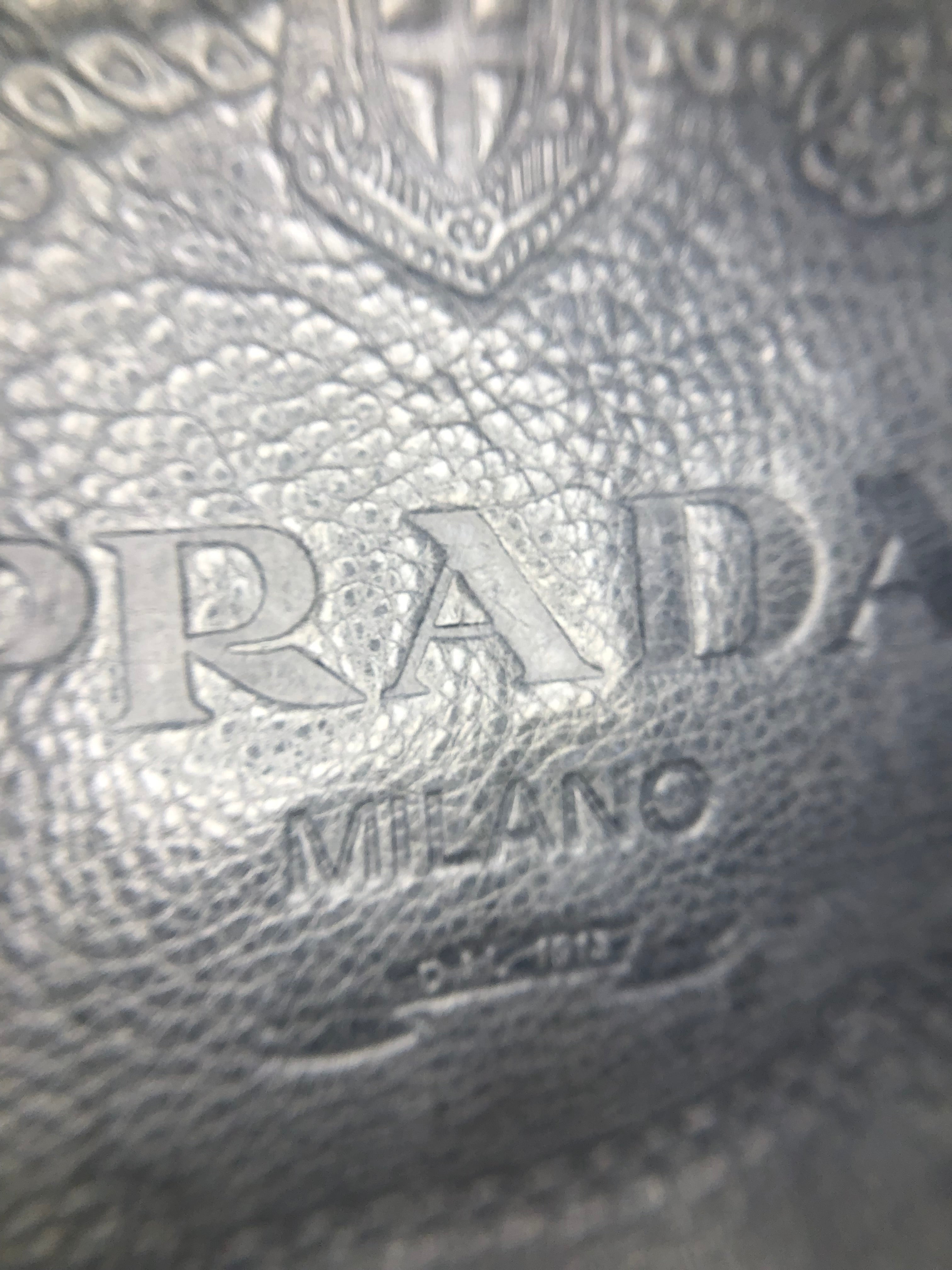 PRE OWNED-Prada Leather handbag
