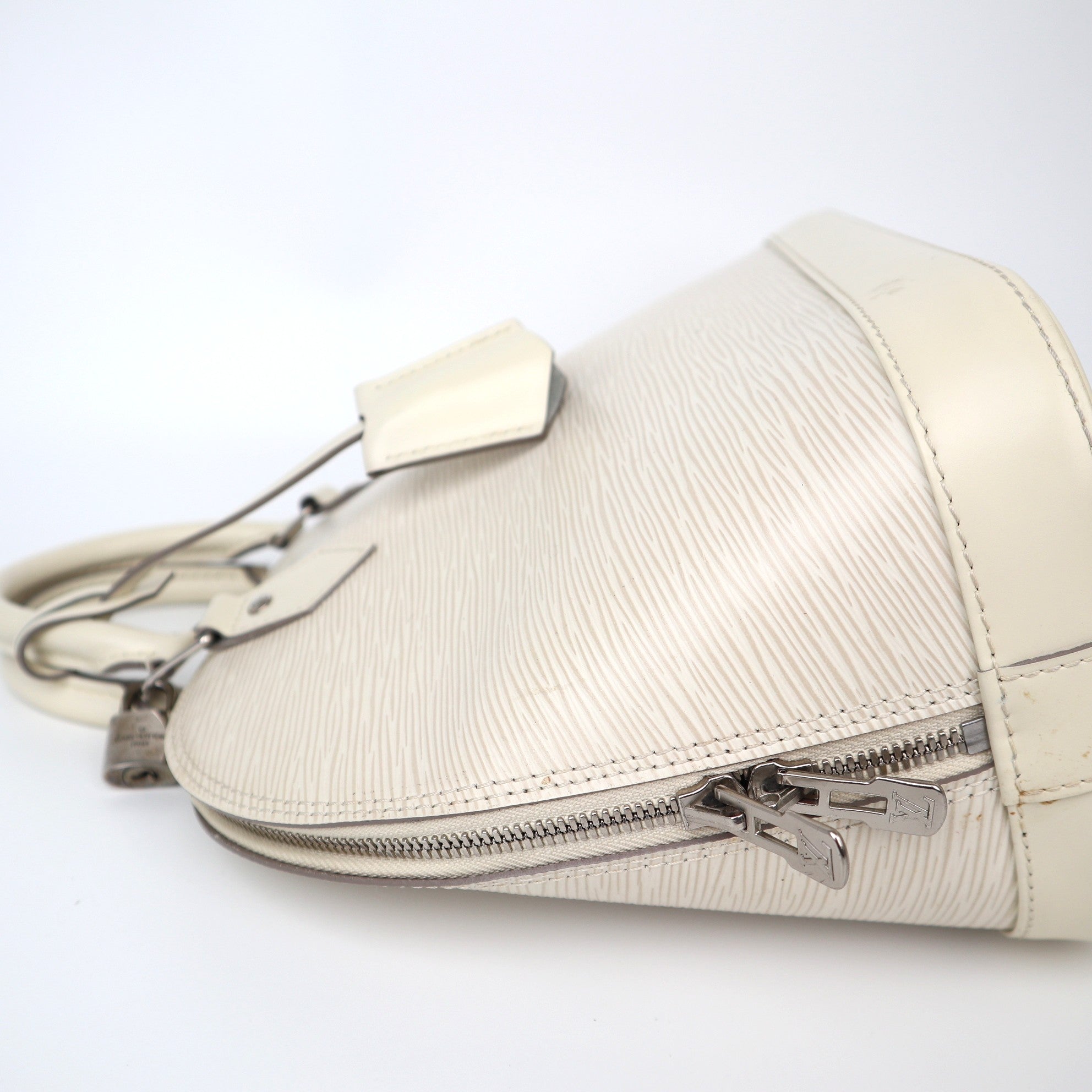 C2001 Louis Vuitton Alma PM leather handbag White in Leathe