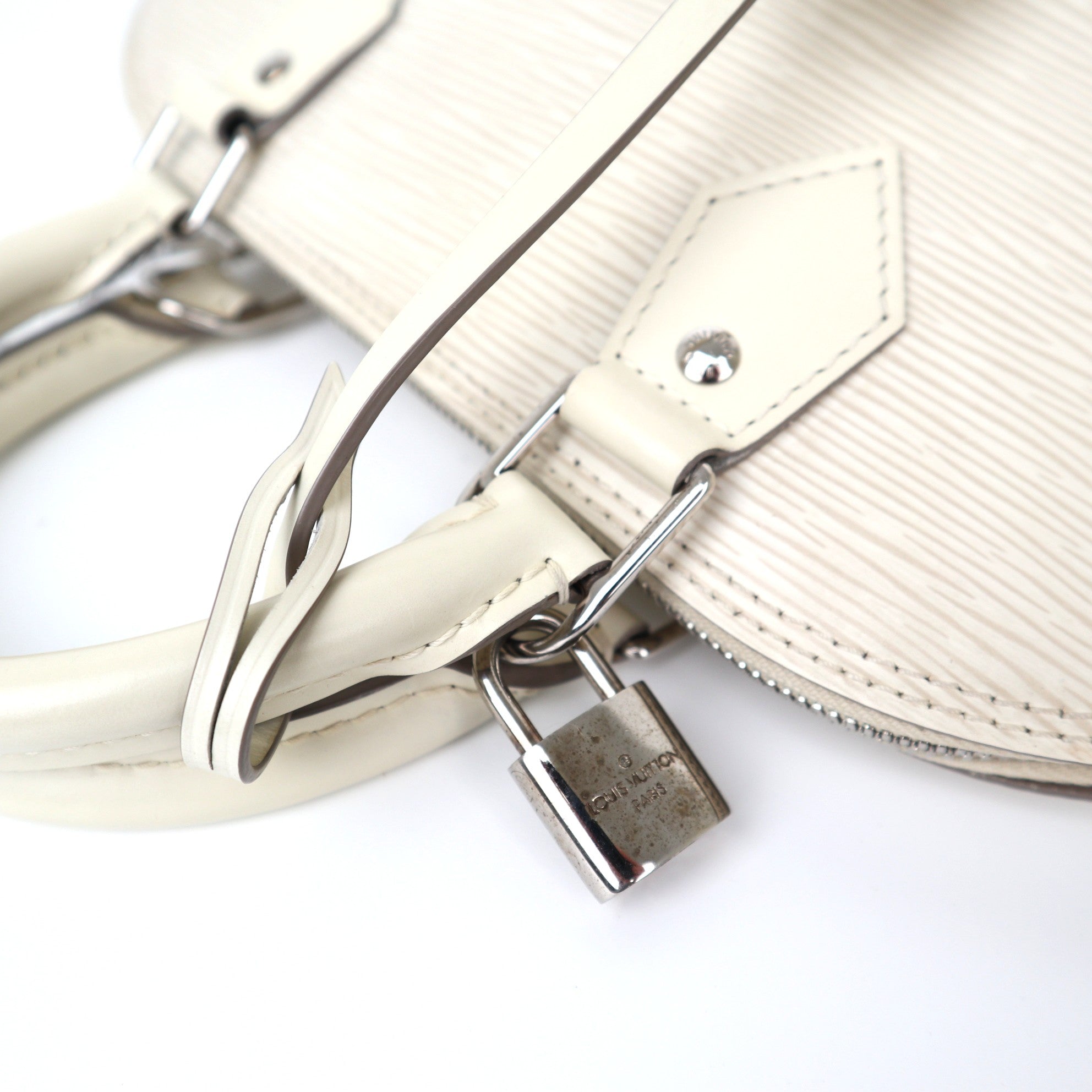 C2001 Louis Vuitton Alma PM leather handbag White in Leathe