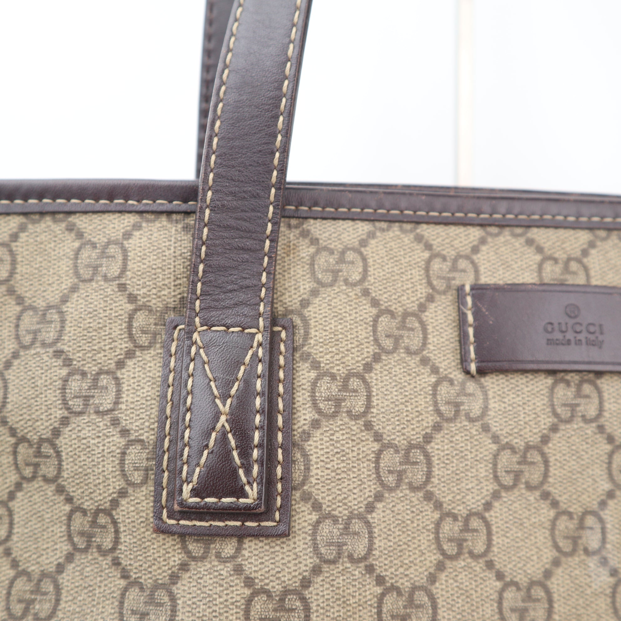 Gucci GG Supreme Monogram Medium Zippered Shopping Tote Brown Tote Bag C1547 | Pre-Owned Very Good Brown / Red Monogram Canvas