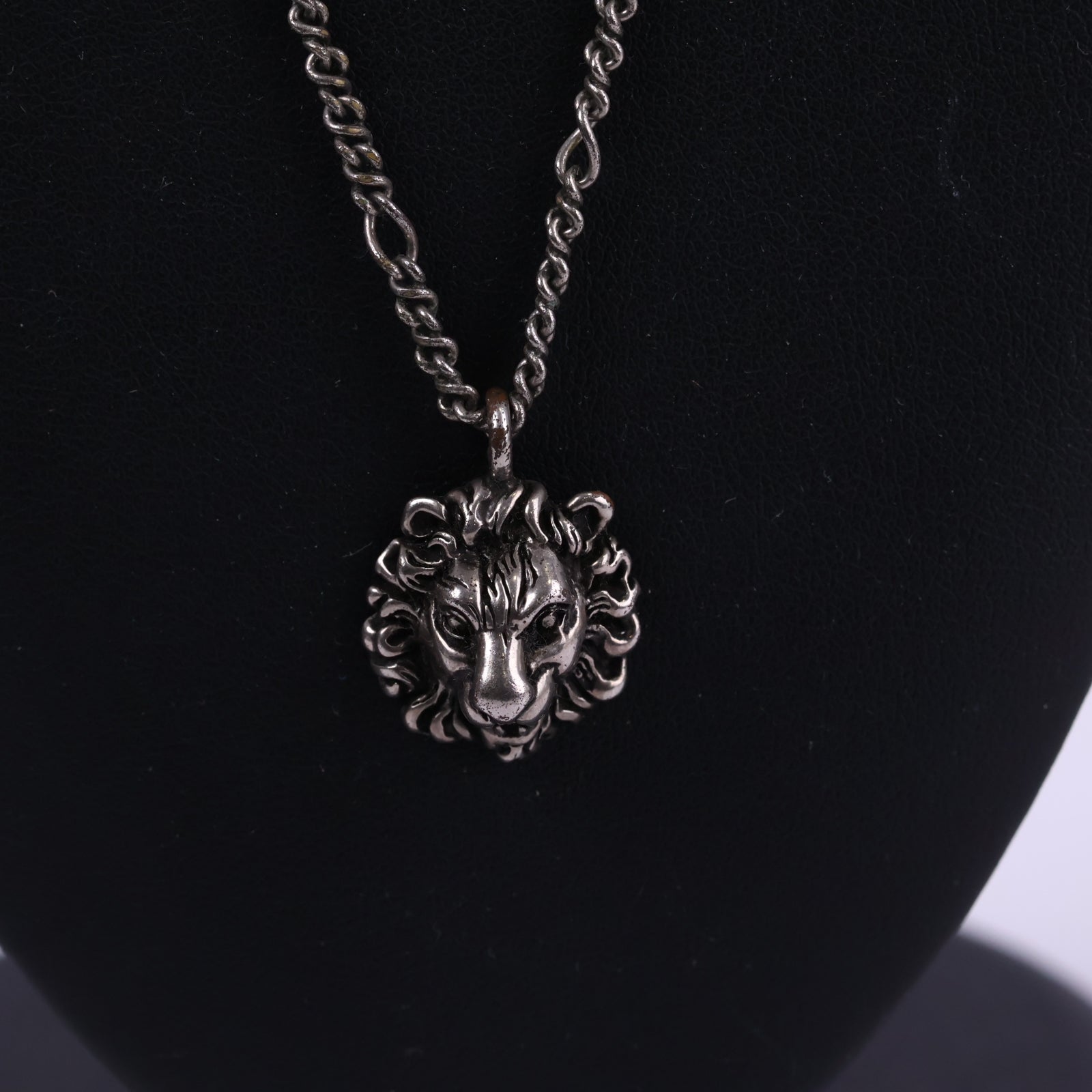 J3220 Gucci Pendant Necklace Sterling Silver Lion Head Pendant Necklace | Pre-Owned Like New Silver Lion Head Sterling Silver
