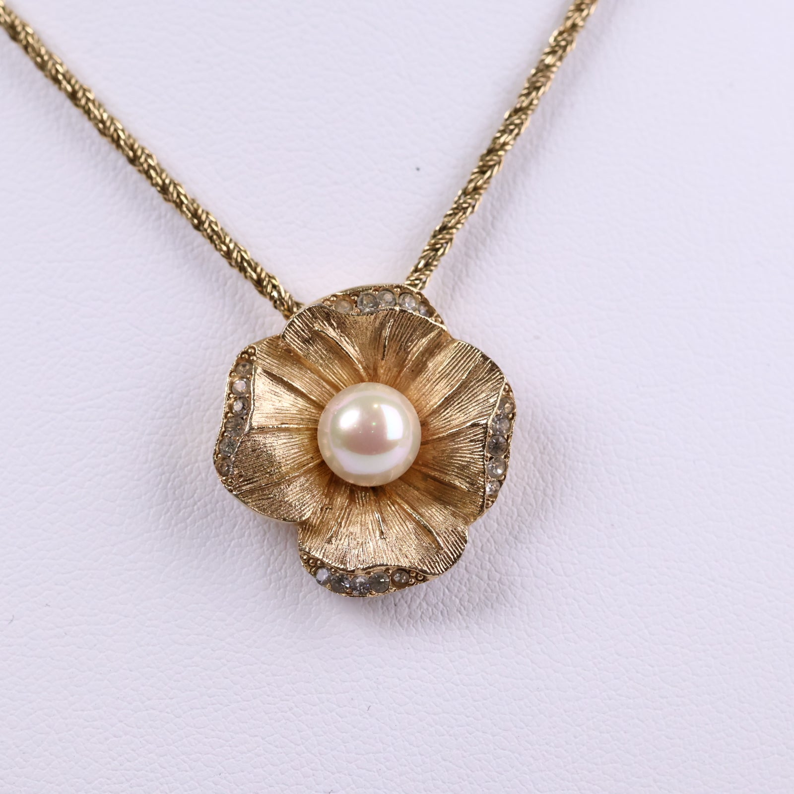 J3225 Christian Dior Necklace 1980s Flower Pearl Crystal Necklace | Pre-Owned Like New Gold-tone, White Floral Metal, Faux Pearl, Crystal