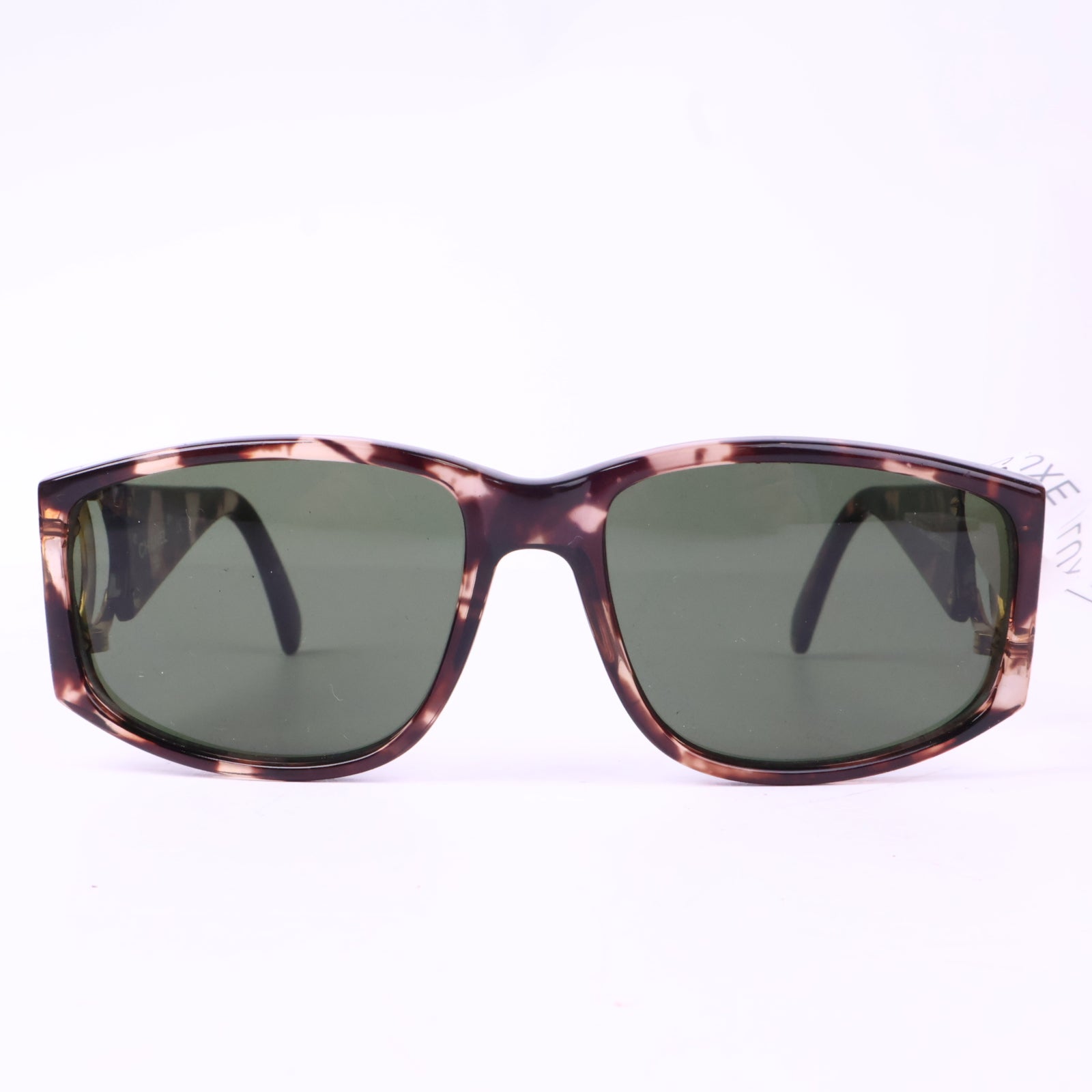J2869 Chanel Sunglasses Sunglasses with Large CC motifs at sides | Pre-Owned Neutral Acetate / Metal