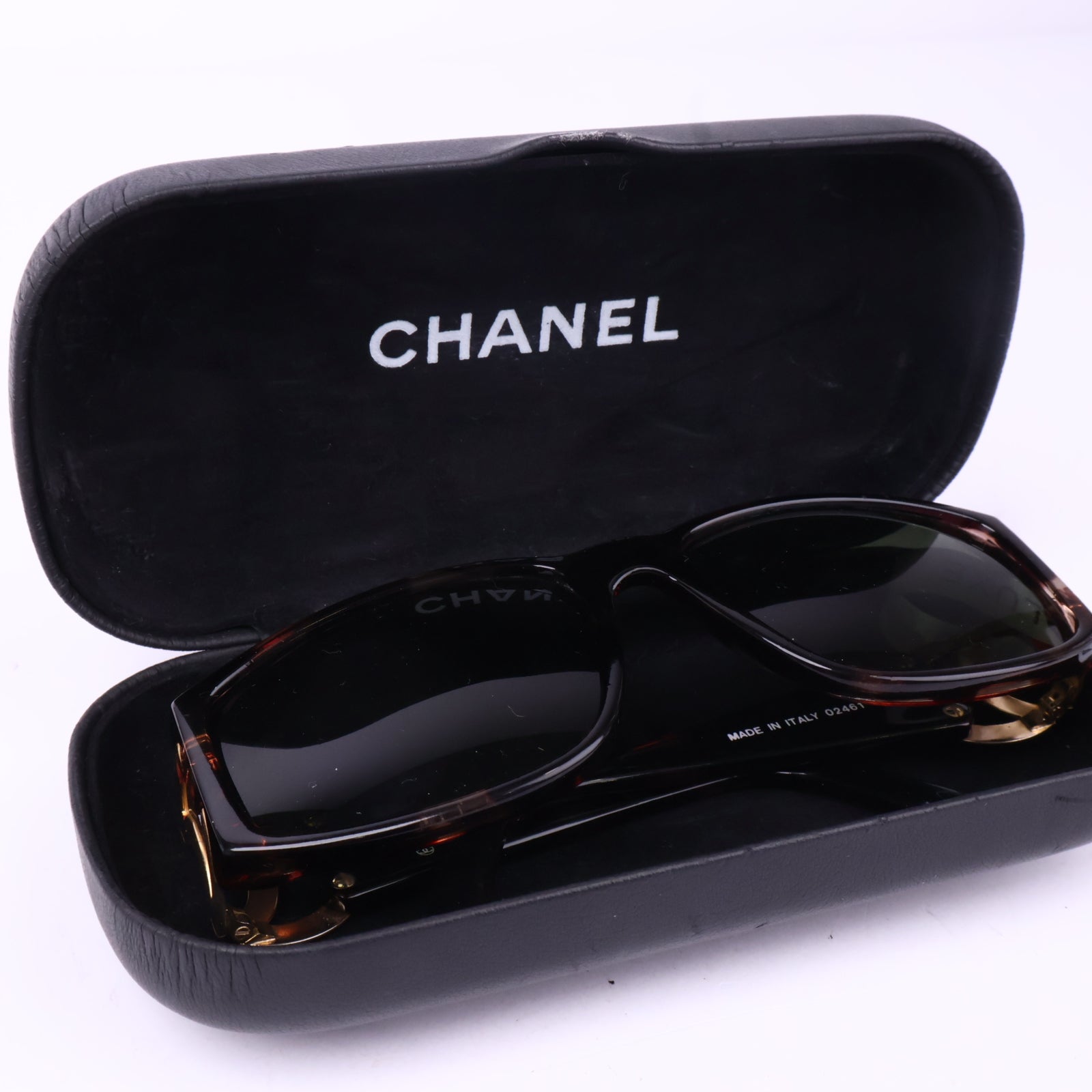 J2869 Chanel Sunglasses Sunglasses with Large CC motifs at sides | Pre-Owned Neutral Acetate / Metal