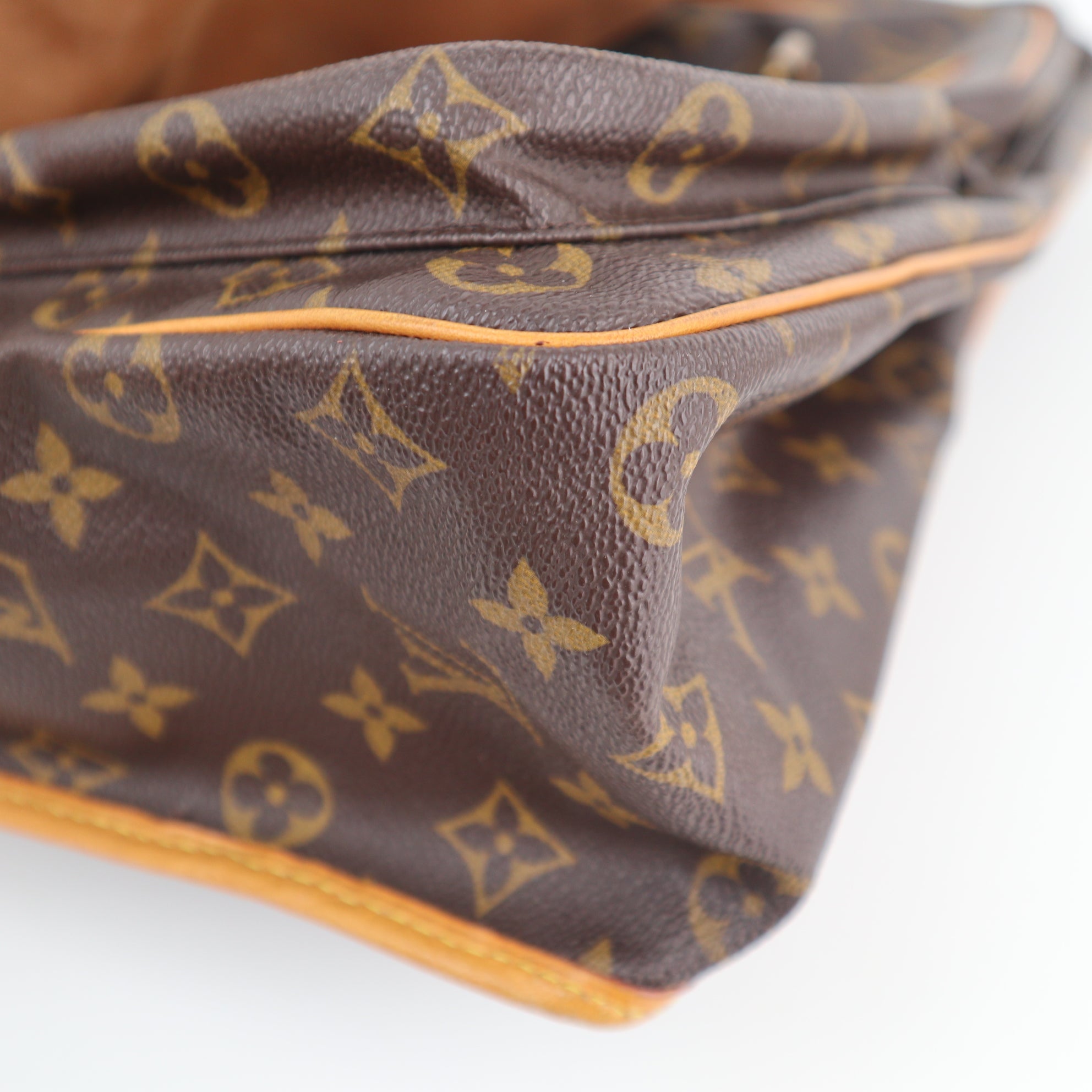 C2522R Louis Vuitton Crossbody Bag Monogram Sac Gibecière MM | Pre-Owned Very Good Brown Monogram Coated Canvas