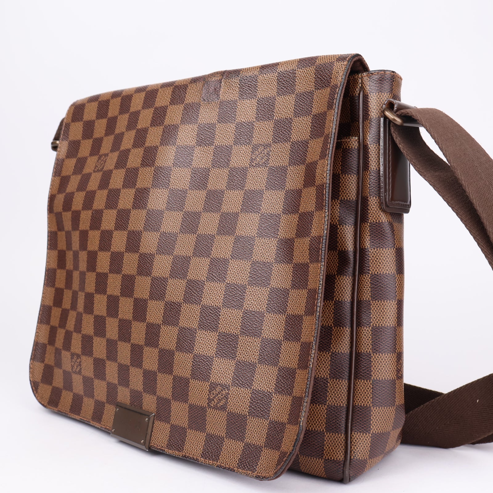 J1099 Louis Vuitton Damier Ebene District Messenger Bag- Pre Owned