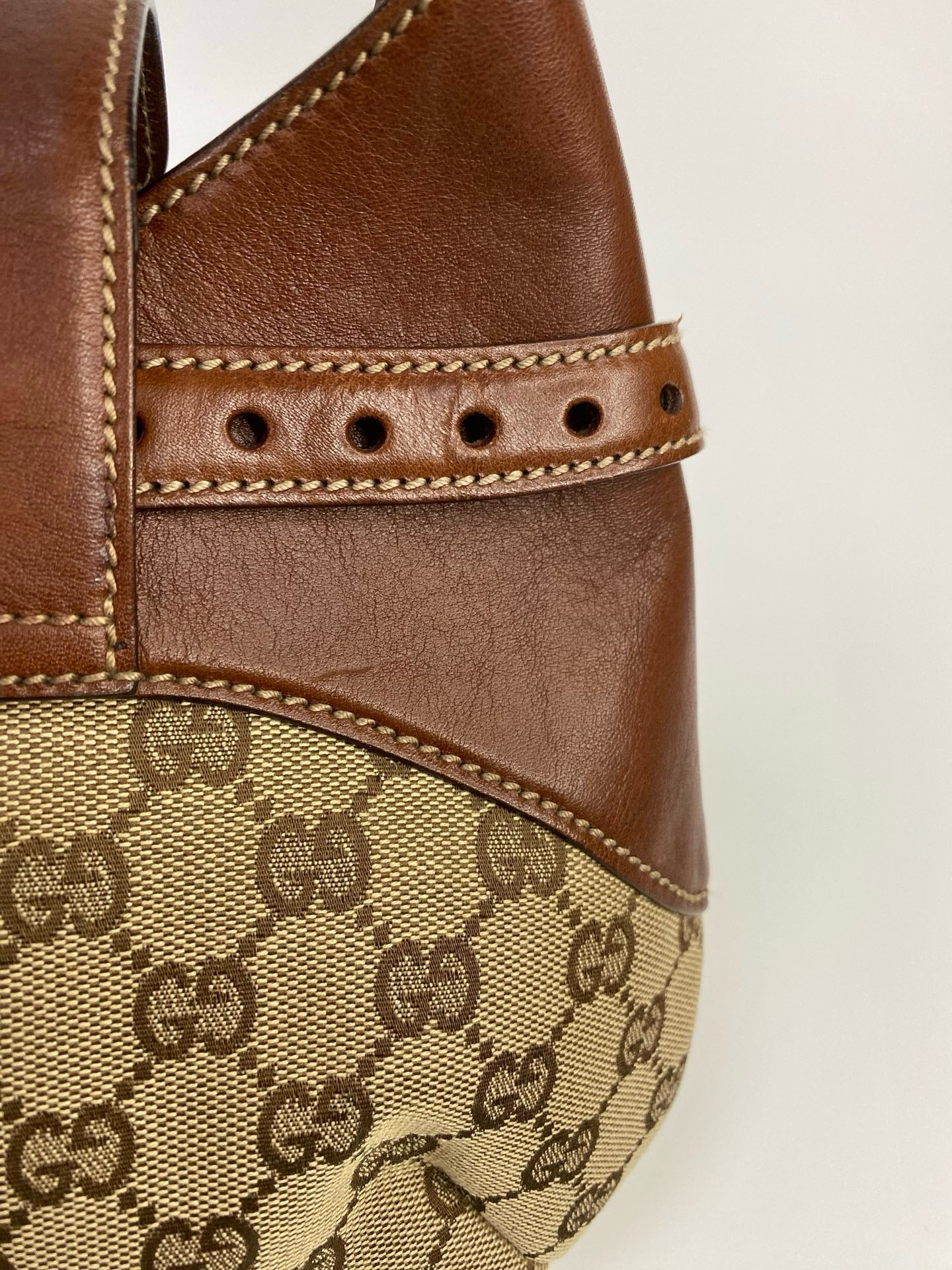J2860 Gucci Shoulder Bag Beige/Brown GG Canvas Horsebit Shoulder Bag | Pre-Owned Beige / Brown Canvas GG Monogram