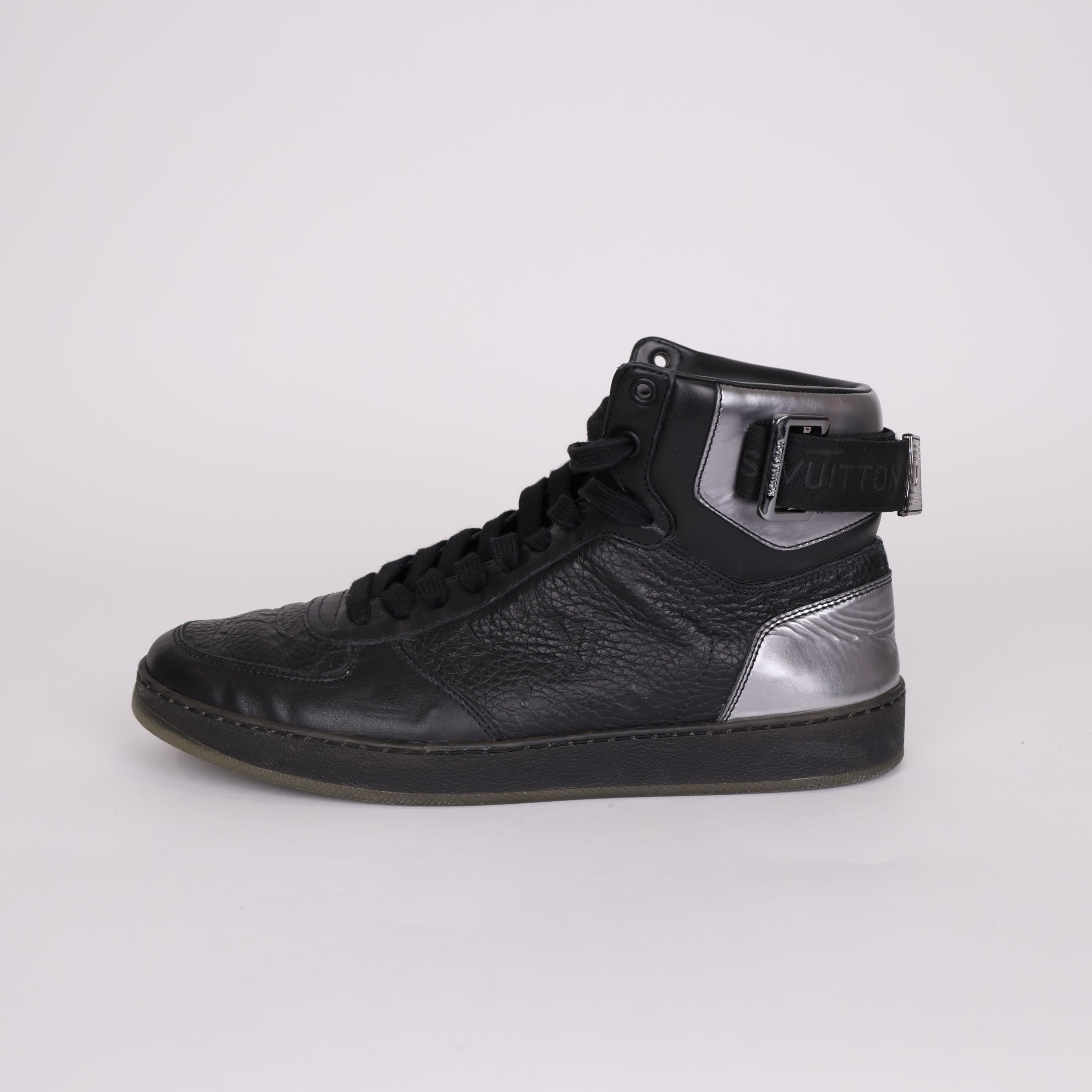 PRE OWNED- LV Louis Vuitton black embossed sneakers size EU41/ UK7 J0521S90221