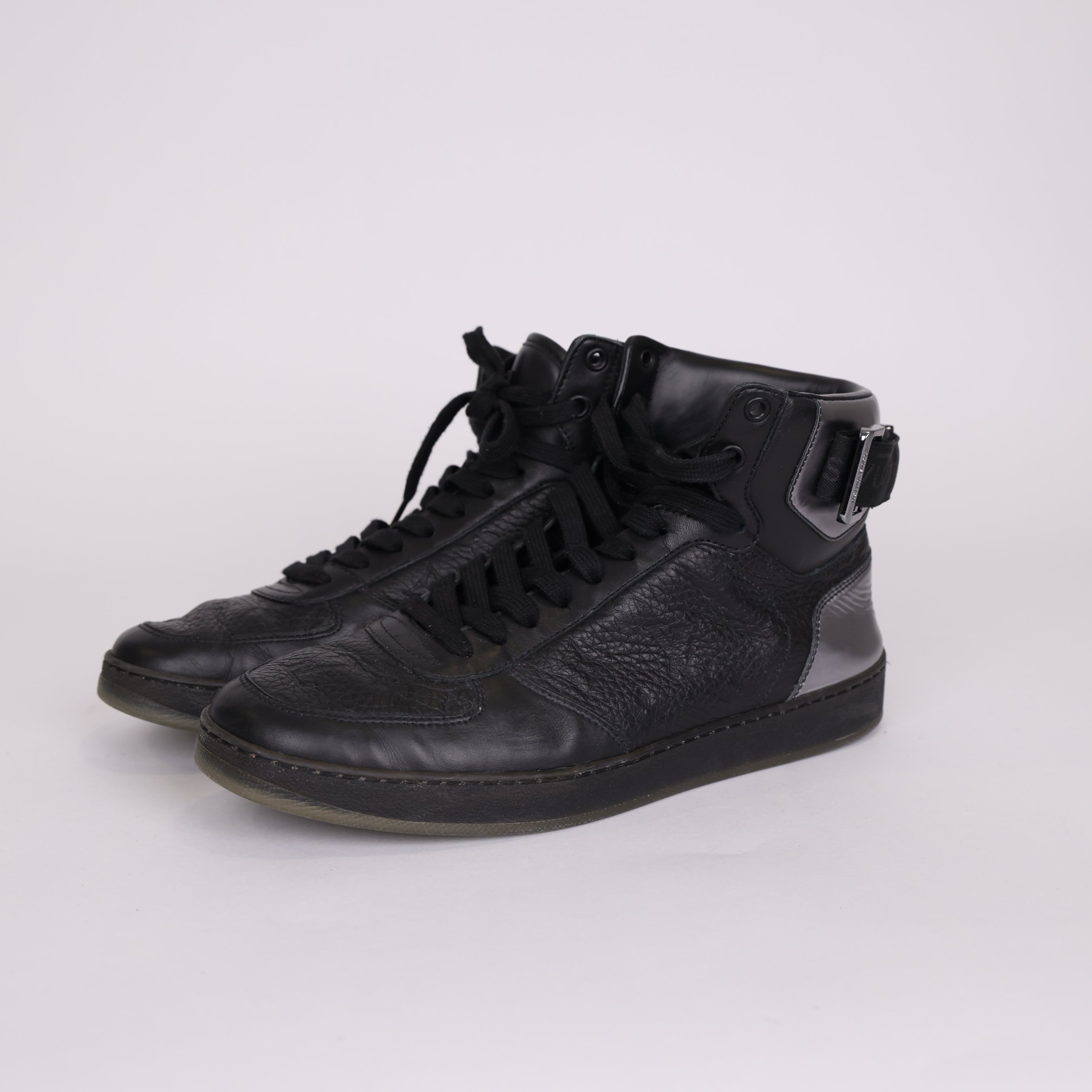 PRE OWNED- LV Louis Vuitton black embossed sneakers size EU41/ UK7 J0521S90221