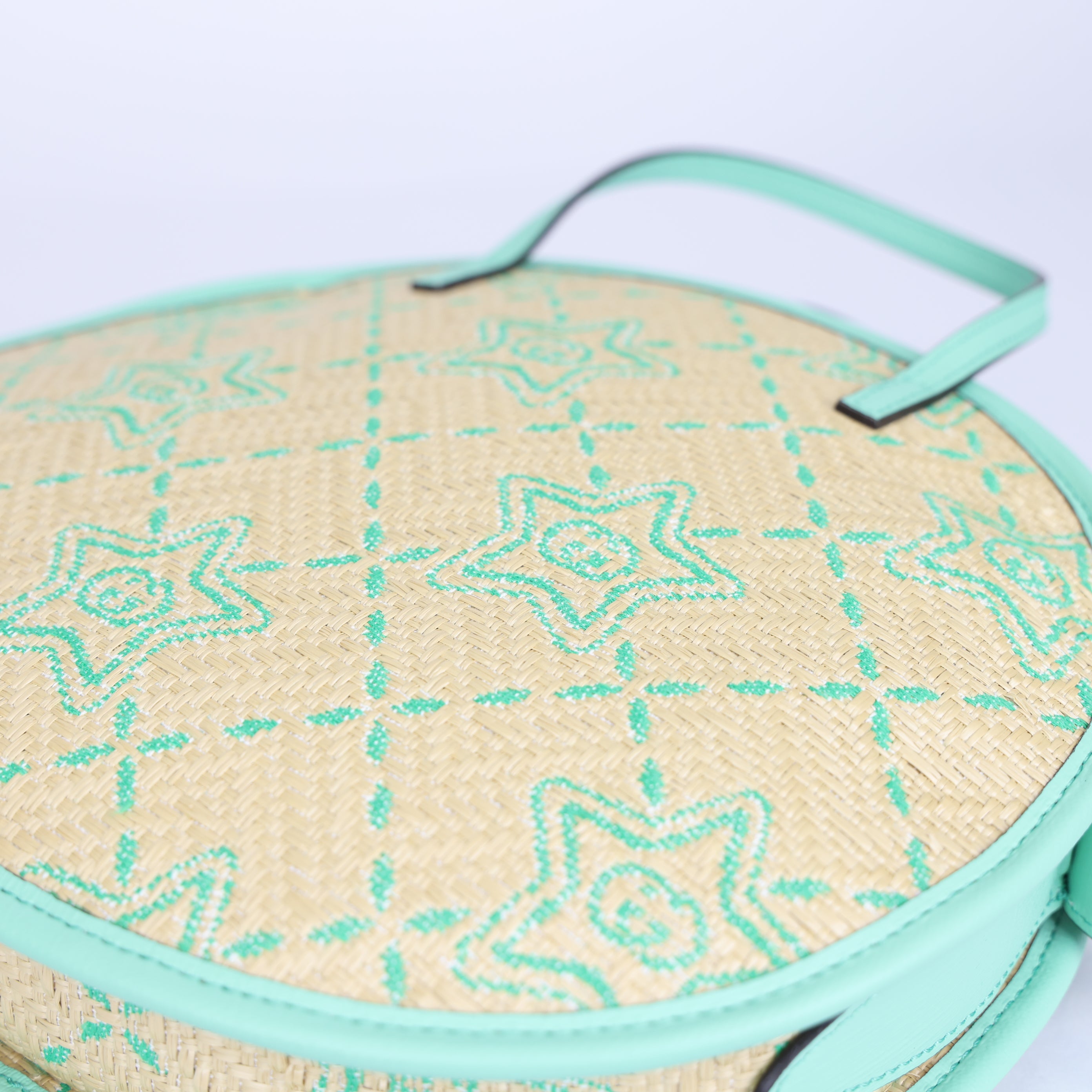 PRE OWNED- GUCCI Girls Beige &amp; Green Raffia Snail Bag