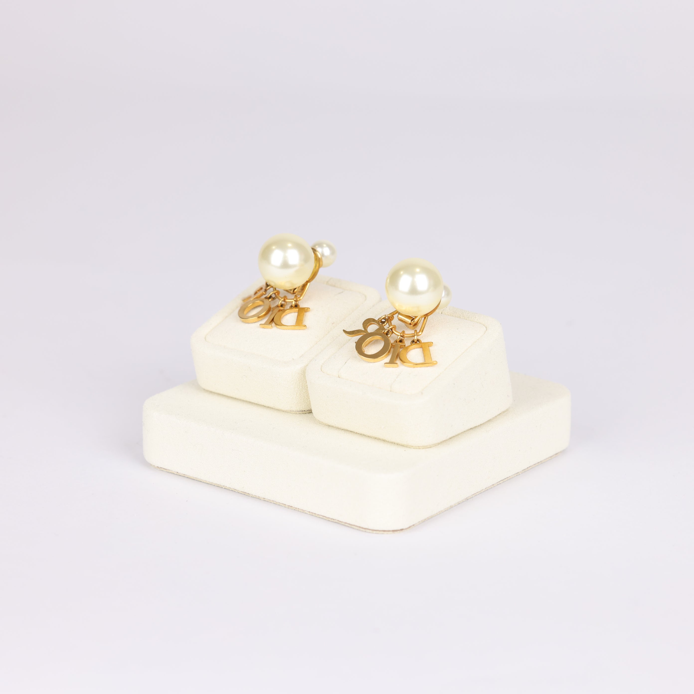 PRE OWNED- DIOR Ear Clips pearl drop