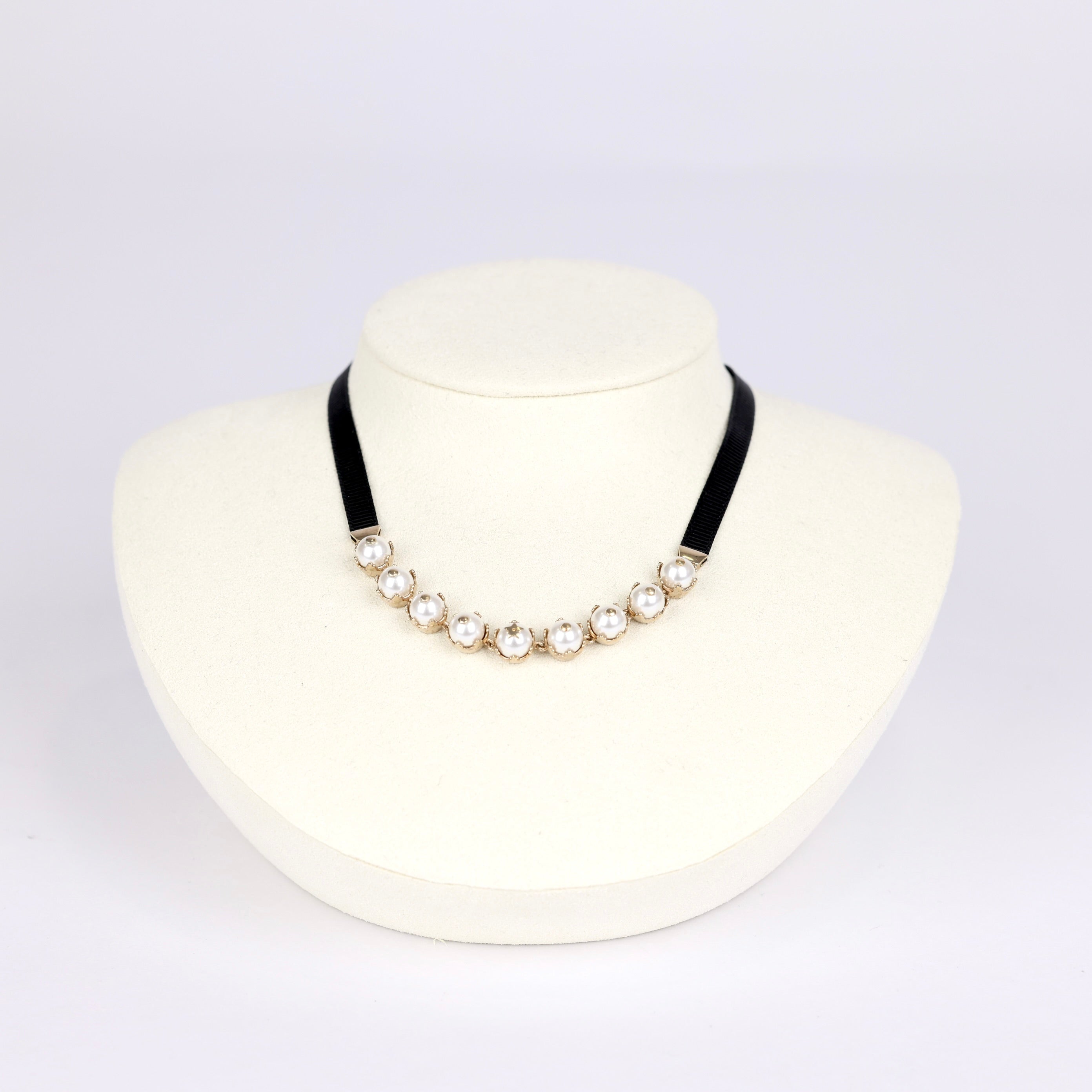 PRE OWNED- Dior Classic choker Pearl Necklace