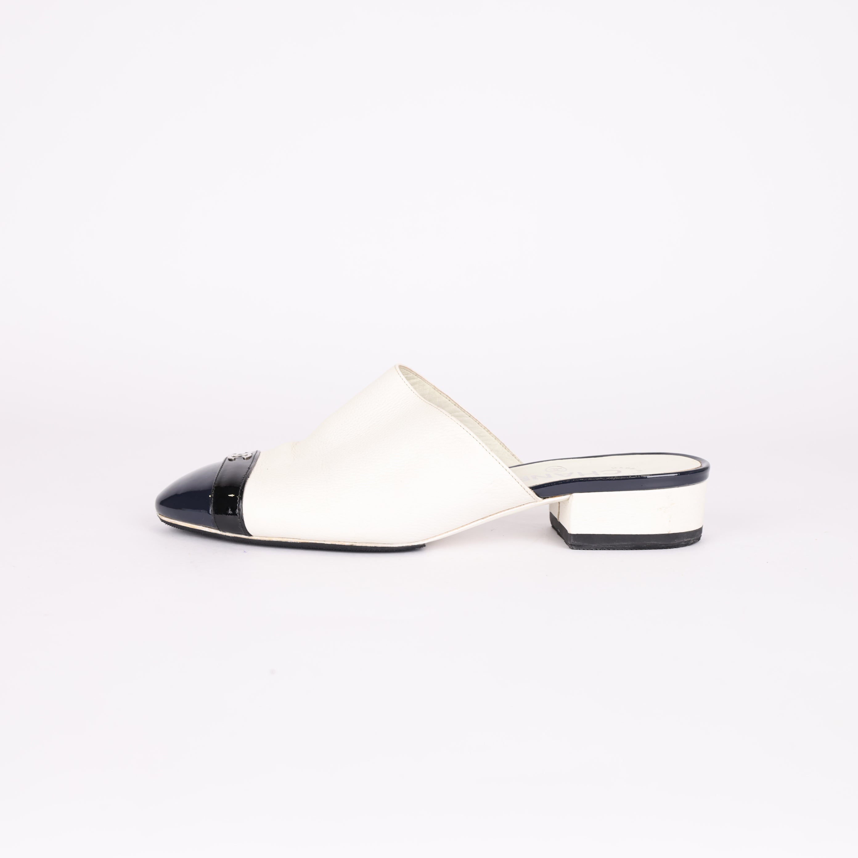 PRE OWNED- Chanel black and white mule half-slip slippers size EU36.5/ UK3.5