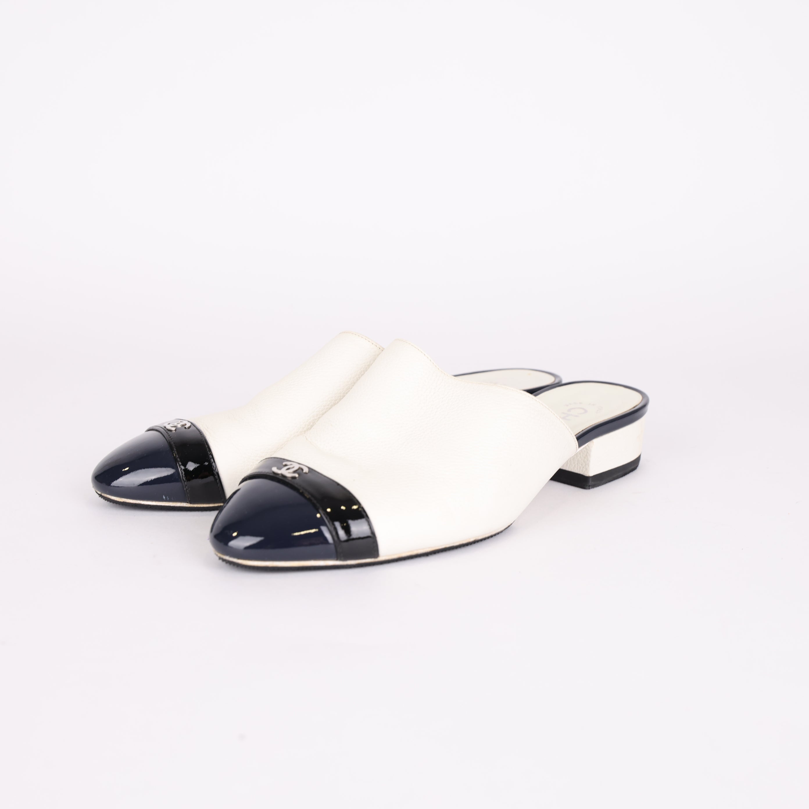 PRE OWNED- Chanel black and white mule half-slip slippers size EU36.5/ UK3.5