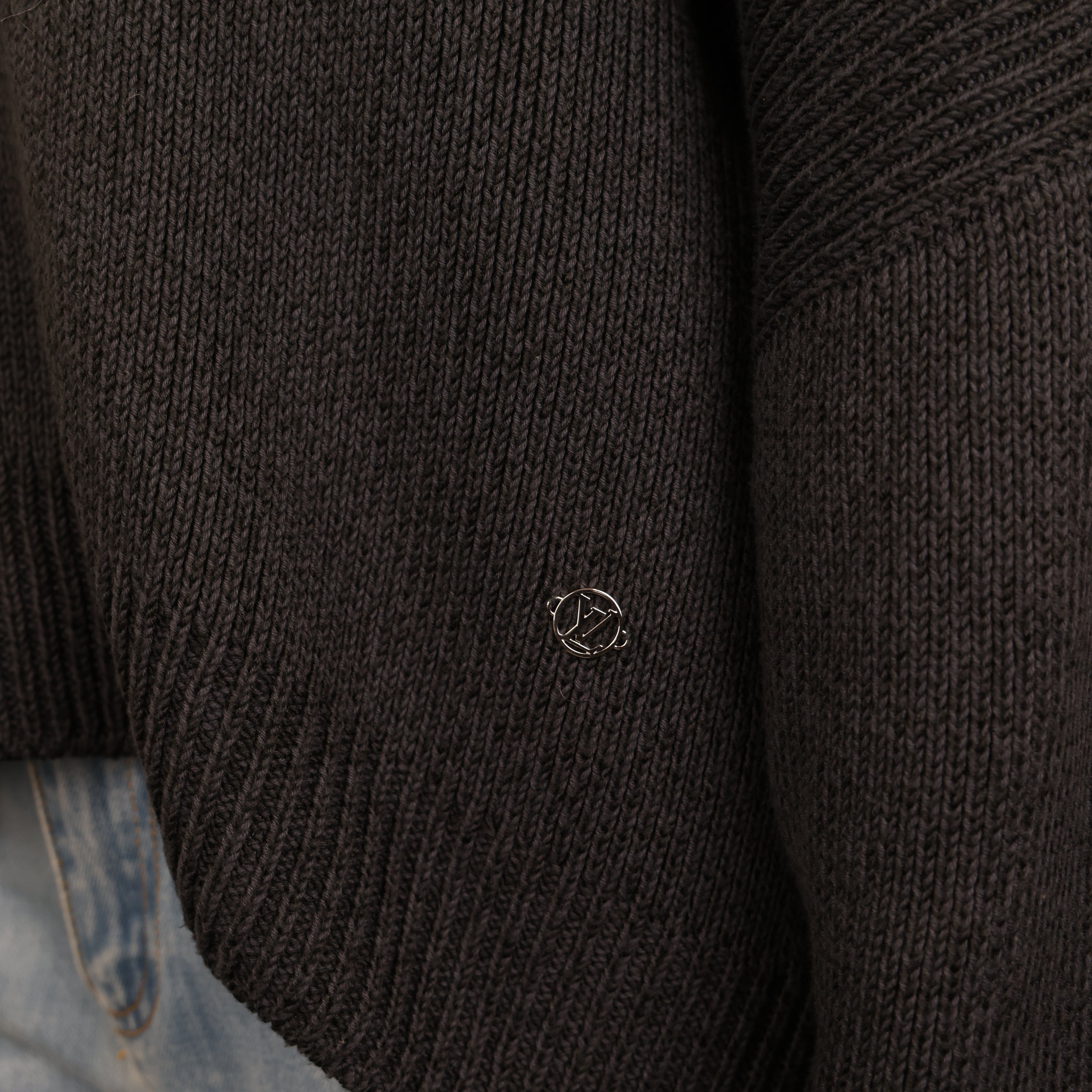 PRE OWNED- Louis Vuitton lv black small logo sweater size M J0578C85551