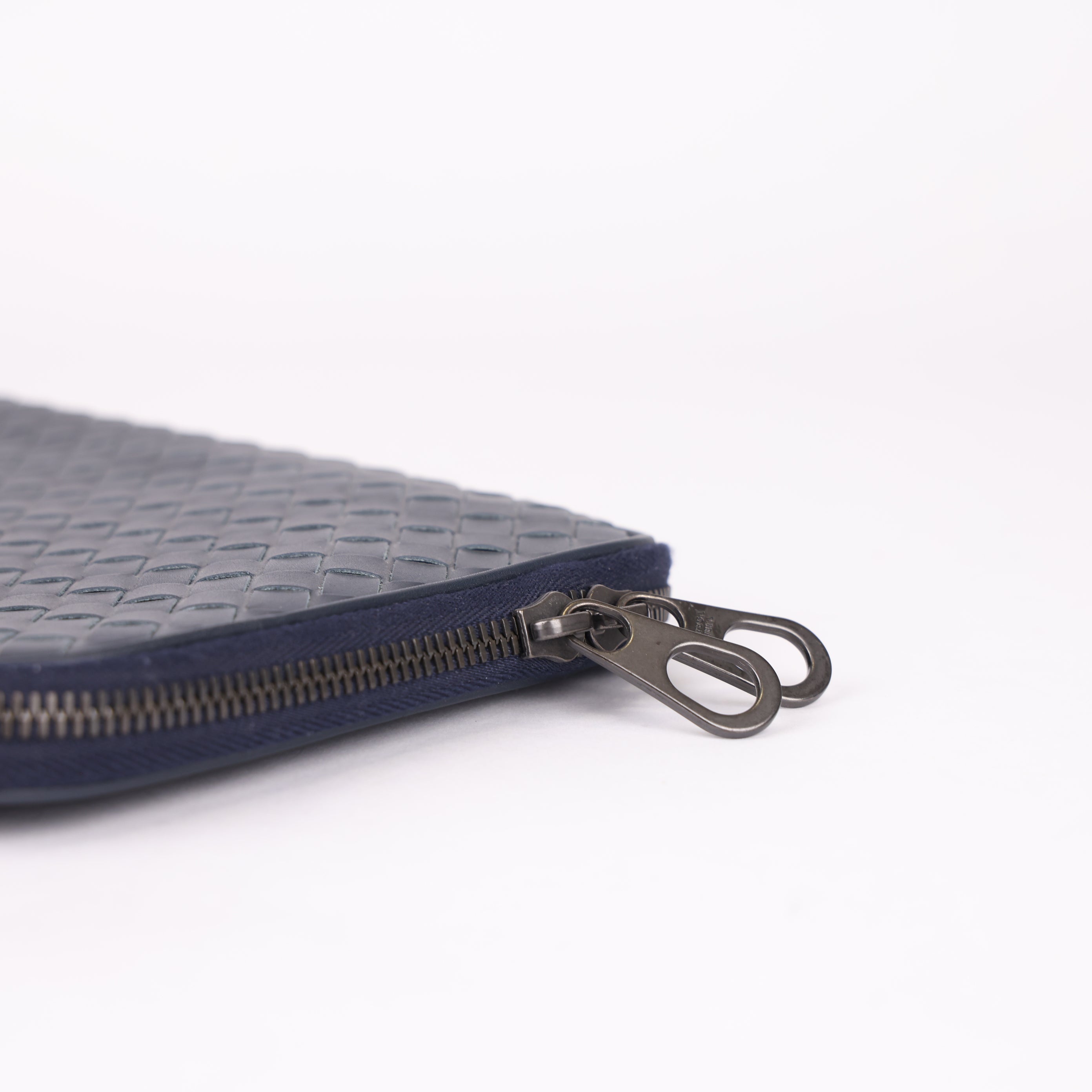 J0796 Bottega Veneta Navy Intrecciato Leather Zip Pouch- Pre Owned
