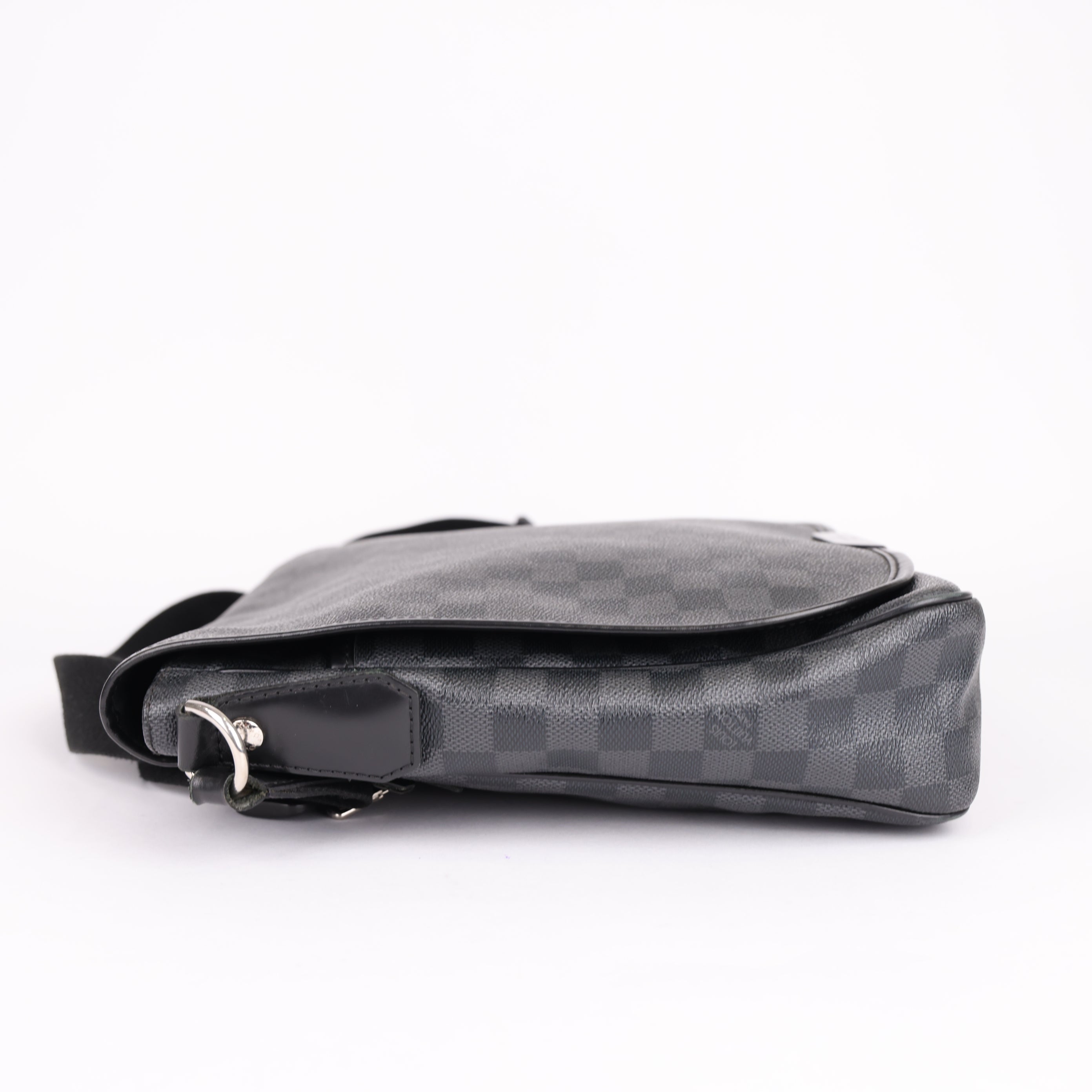 LOUIS VUITTON District MM Messenger Bag- Pre Owned