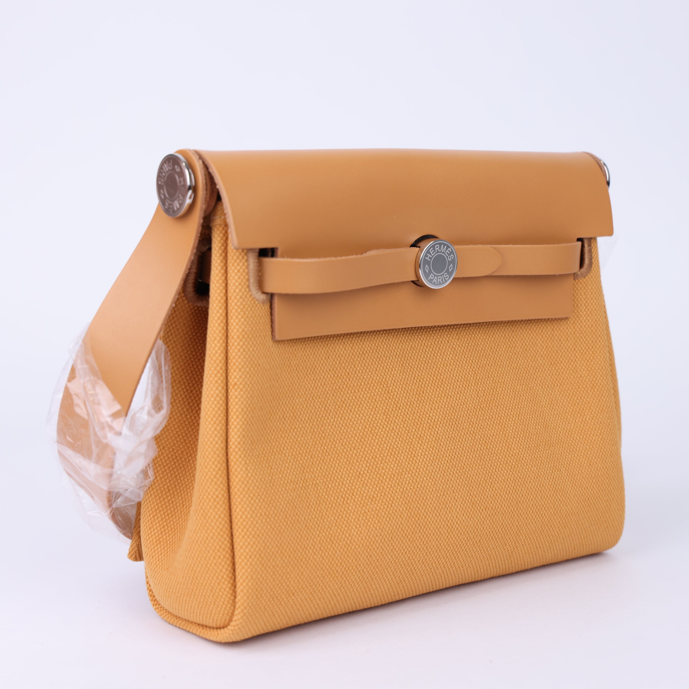 J0981 HERMES 2025 Naturel Sable Toile Militaire Vache Hunter Herbag Zip 20 w/ Box - Pre Owned