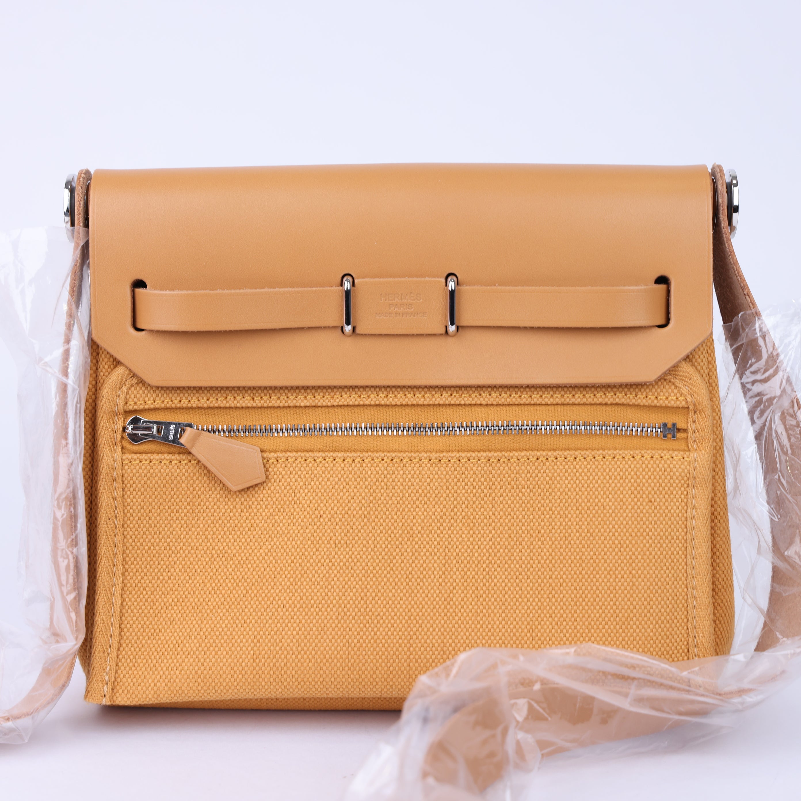 J0981 HERMES 2025 Naturel Sable Toile Militaire Vache Hunter Herbag Zip 20 w/ Box - Pre Owned