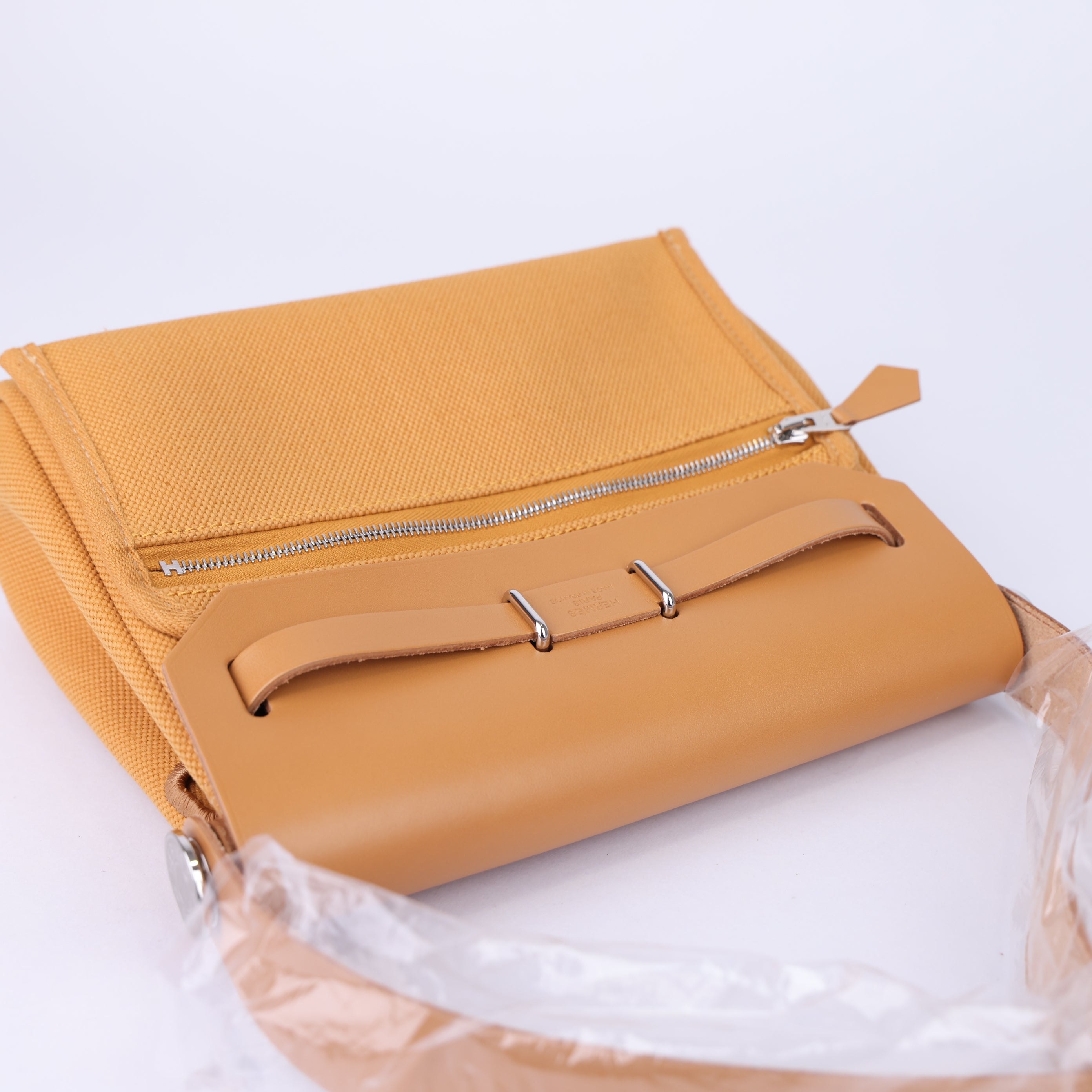 J0981 HERMES 2025 Naturel Sable Toile Militaire Vache Hunter Herbag Zip 20 w/ Box - Pre Owned