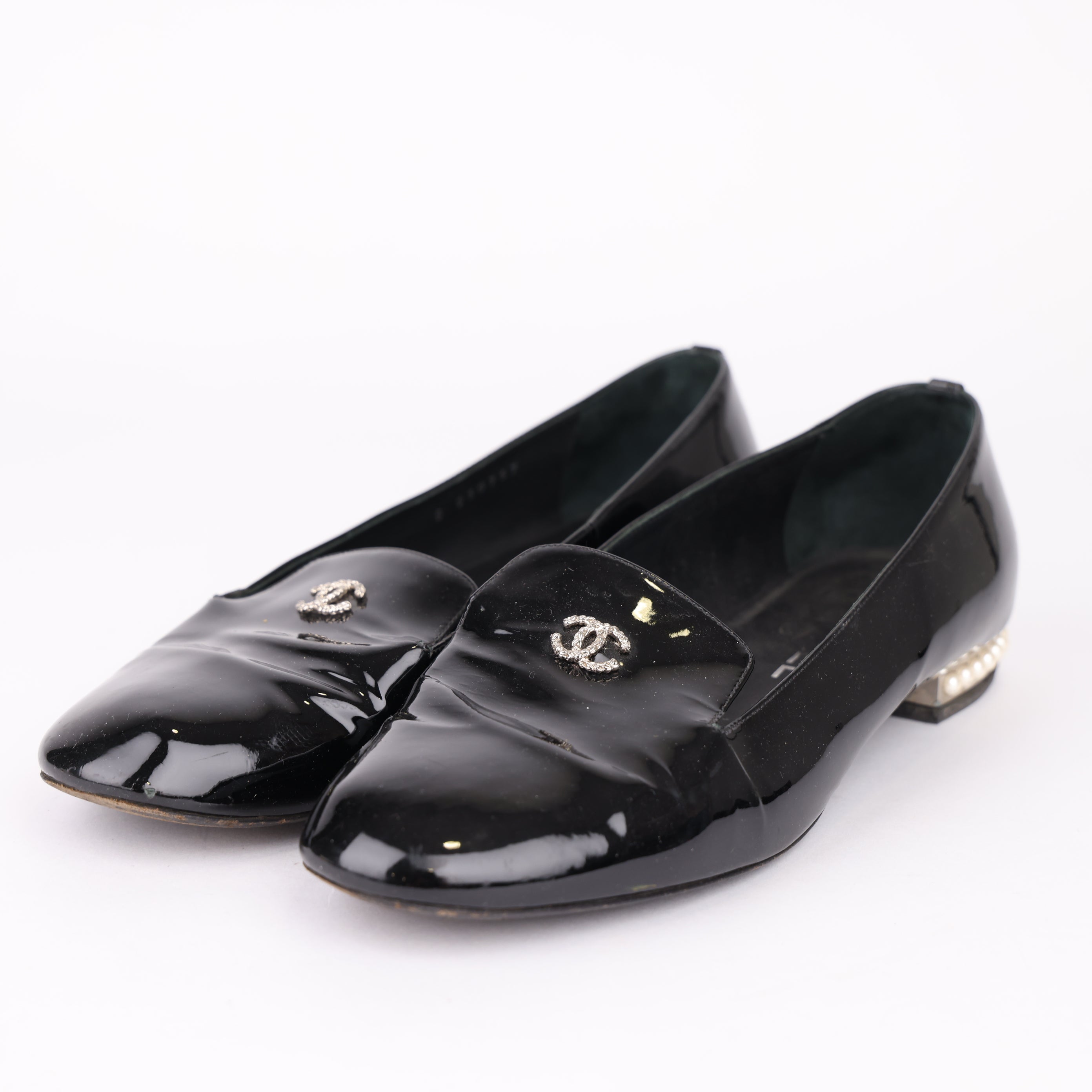 J0511 Chanel Black Patent Leather Faux Pearl CC Logo Loafer EU38.5 - Pre Owned