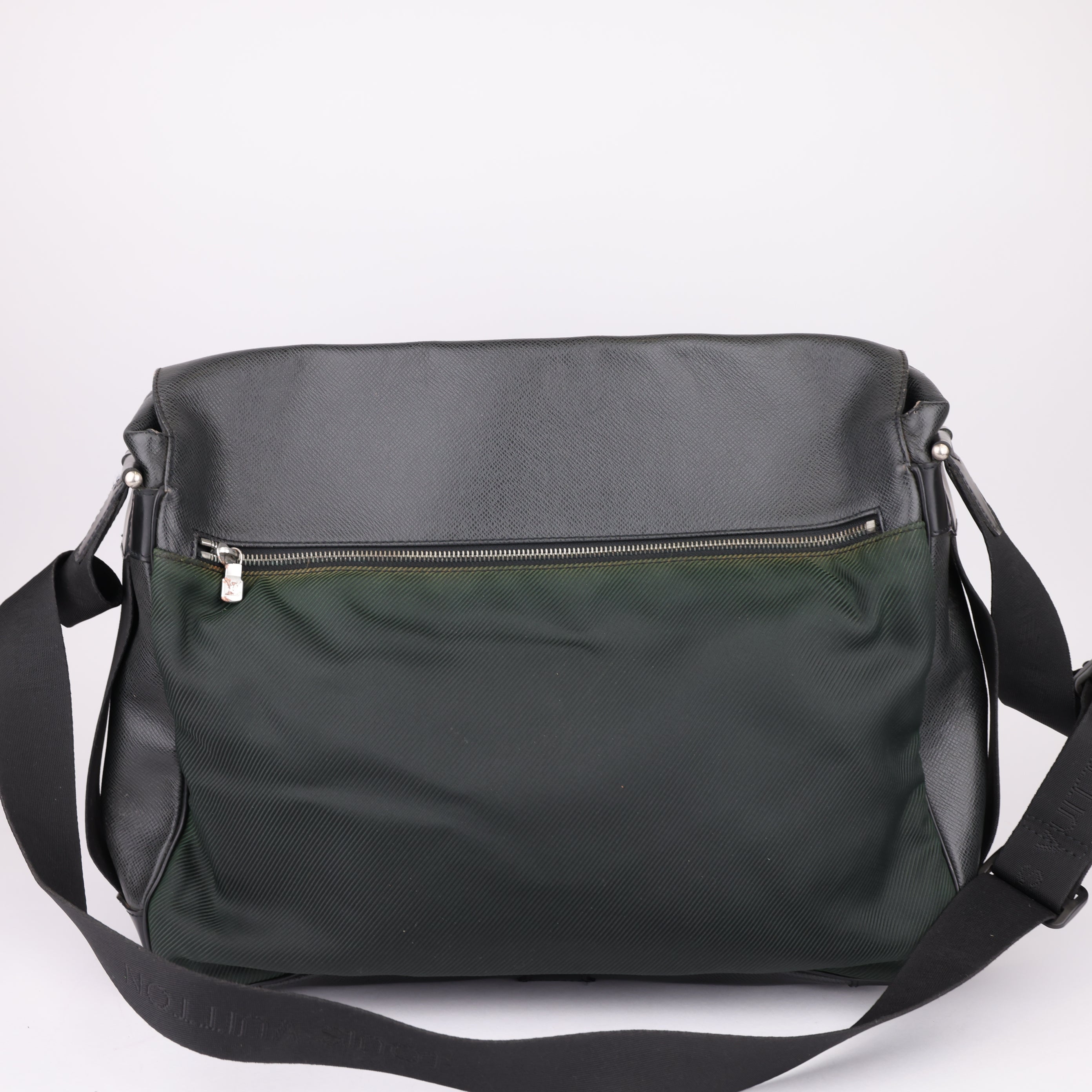 J1617 Louis Vuitton Taiga Delceau Leather Shoulder Bag- Pre Owned