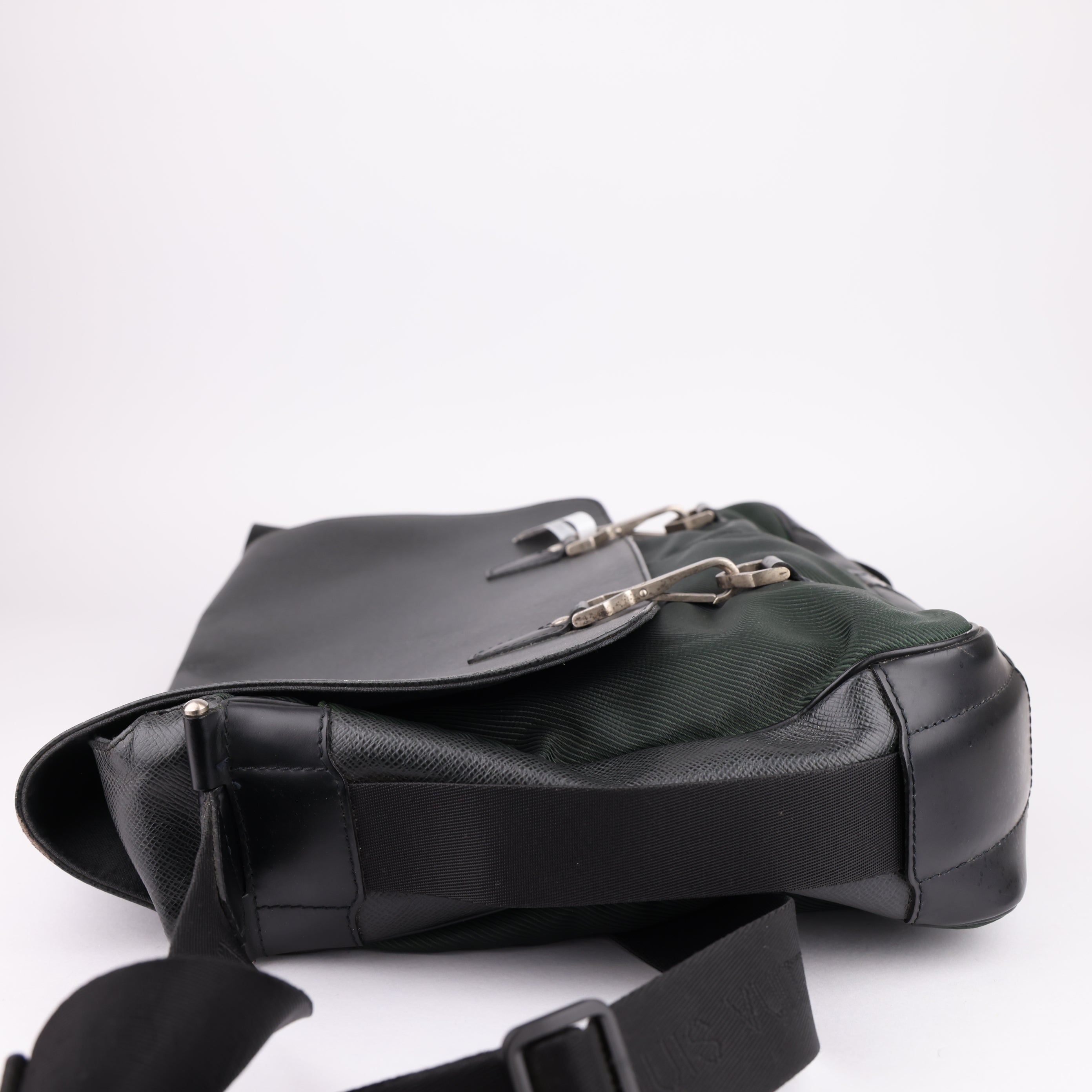 J1617 Louis Vuitton Taiga Delceau Leather Shoulder Bag- Pre Owned