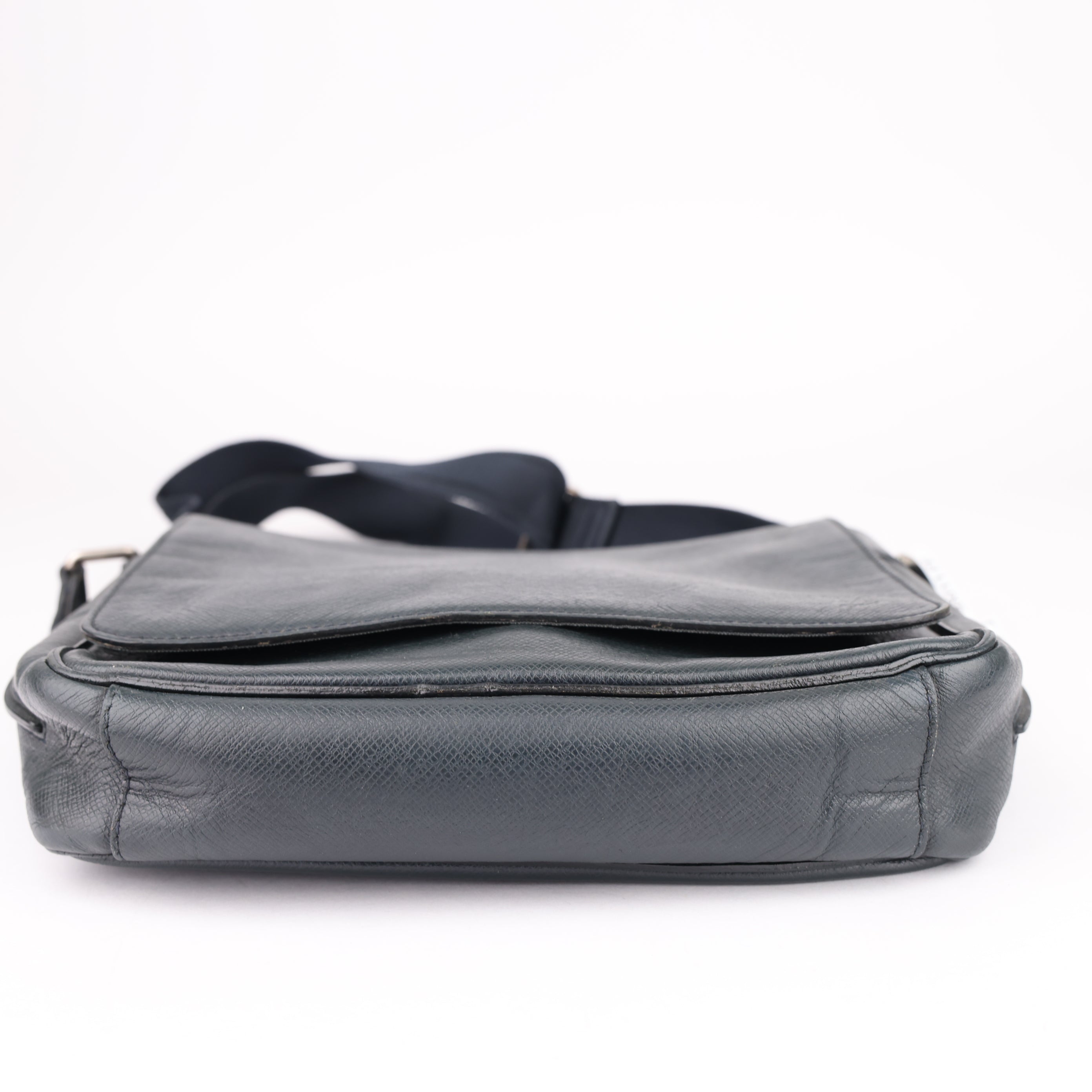 J1613 Louis Vuitton Taiga Roman Messenger Bag- Pre Owned