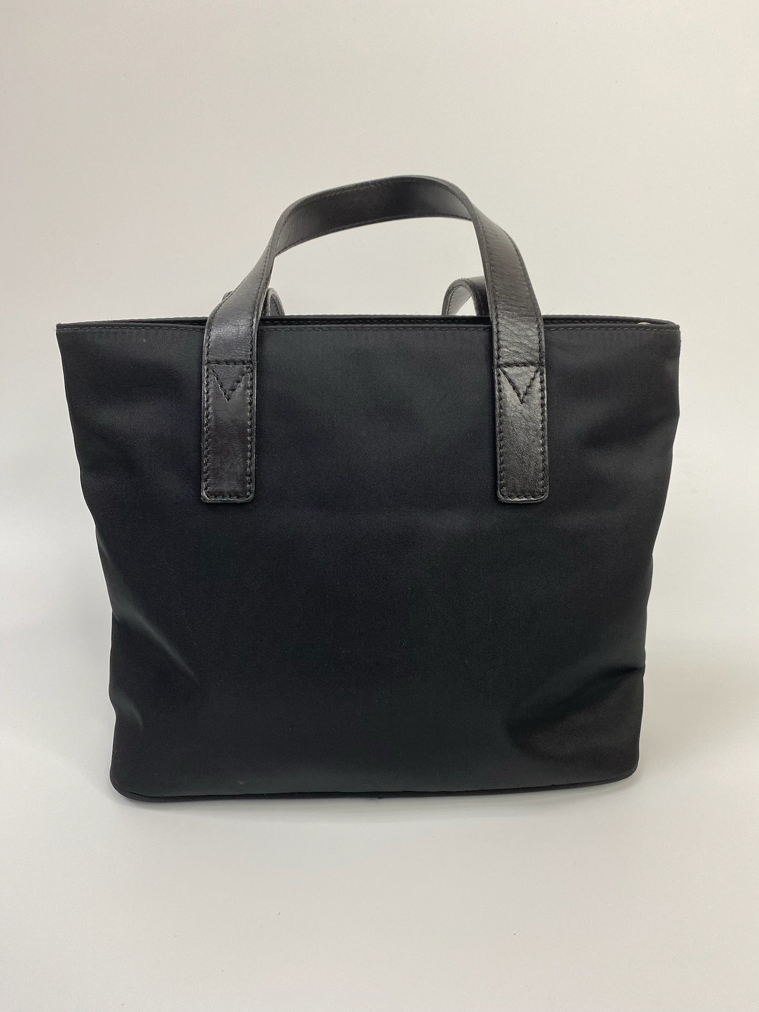 J2995 Fendi Tote Bag Black Nylon Embossed FF Tote bag | Pre-Owned Black Nylon