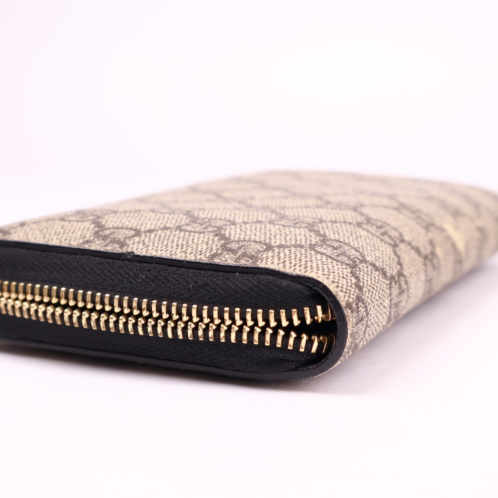 J3593 Gucci GG Supreme Snake Round Zip Wallet- Pre Owned
