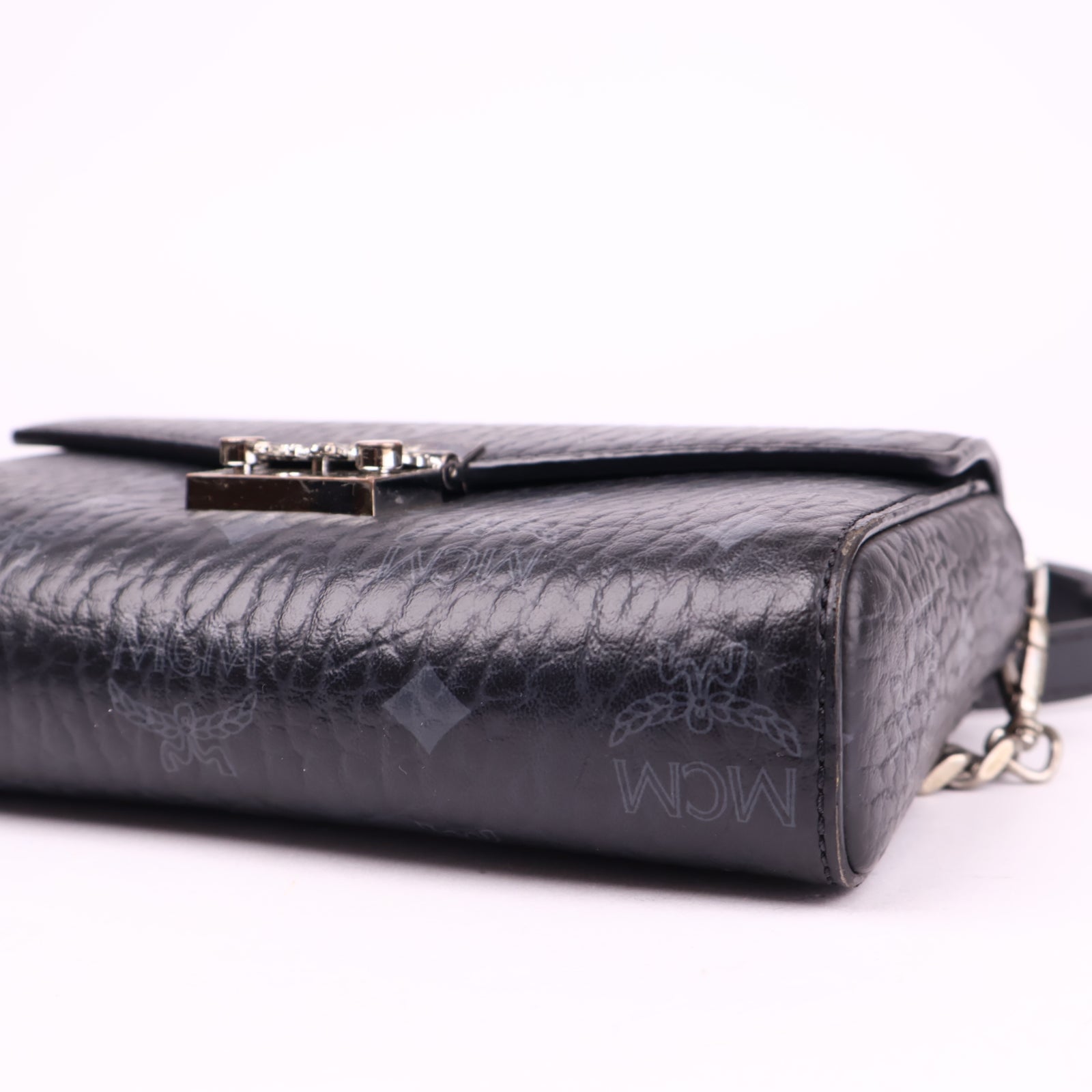 J3589 MCM VISETOS WALLET ON CHAIN- Pre Owned