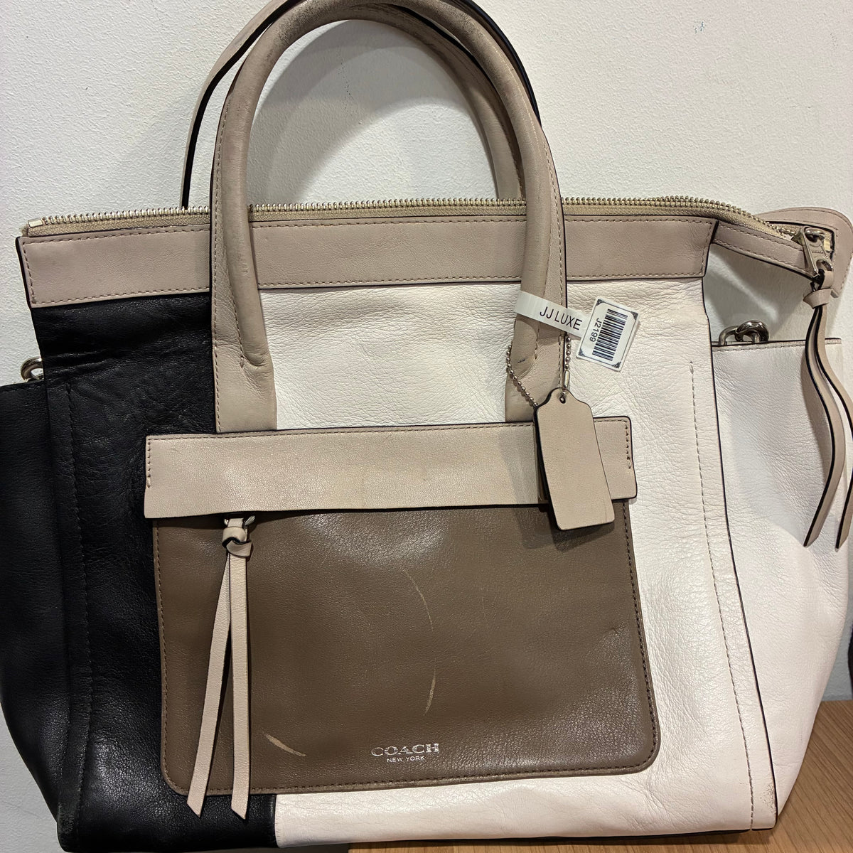 J2199# Coach Shoulder Bag Beige, White and Black leather | Pre-Owned Like New Beige, White & Black Leather/Plain