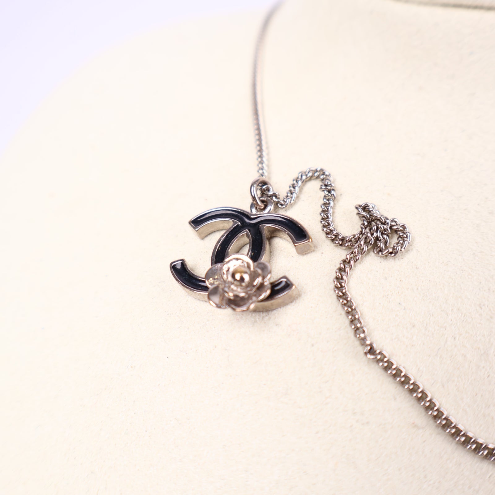 J3684-CHANEL Vintage CC Logo With Noir Camellia Silver Necklace- Pre Owned