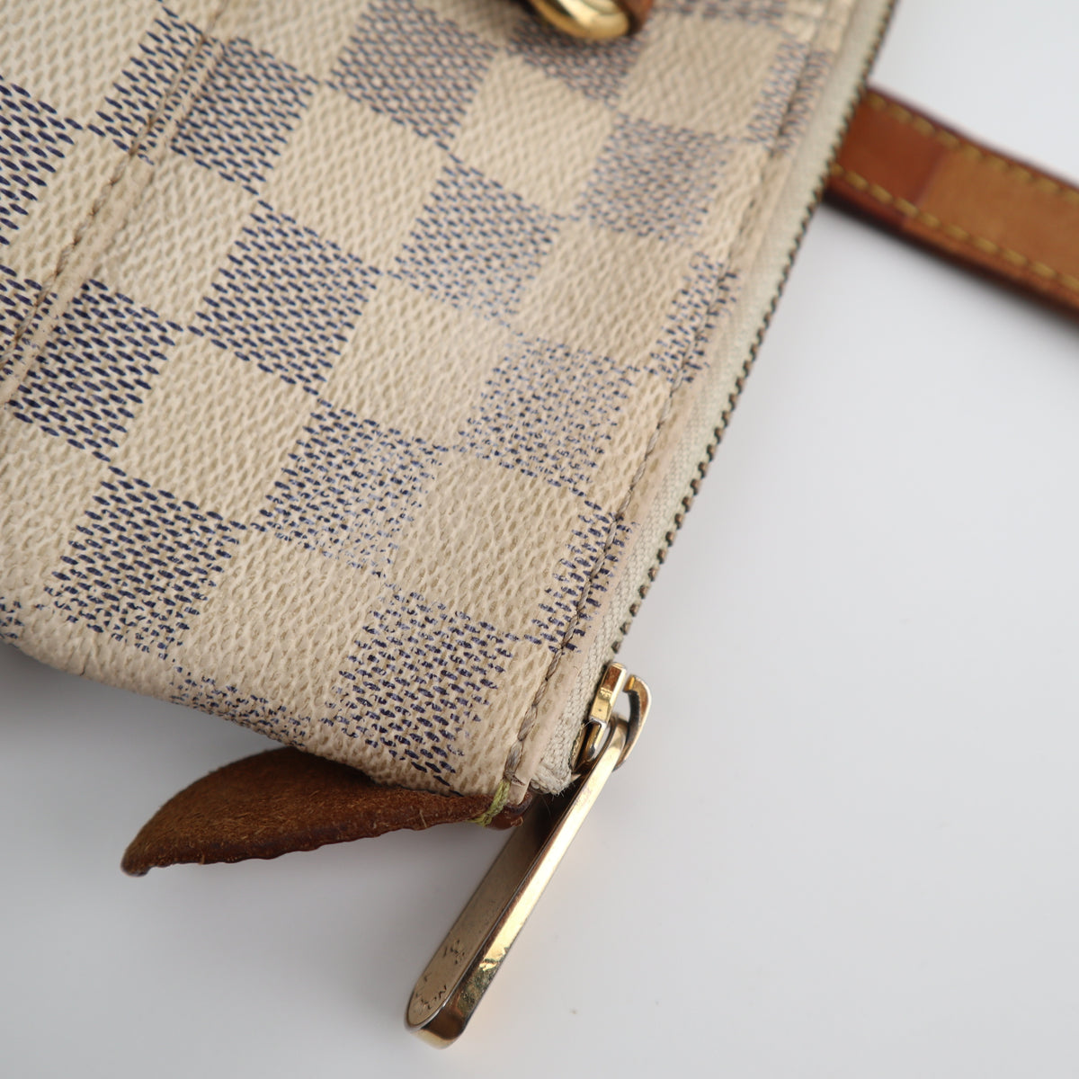 C2087 Louis Vuitton Shoulder Bag Totally PM | Pre-Owned Very Good White and Beige Coated canvas Damier Azur