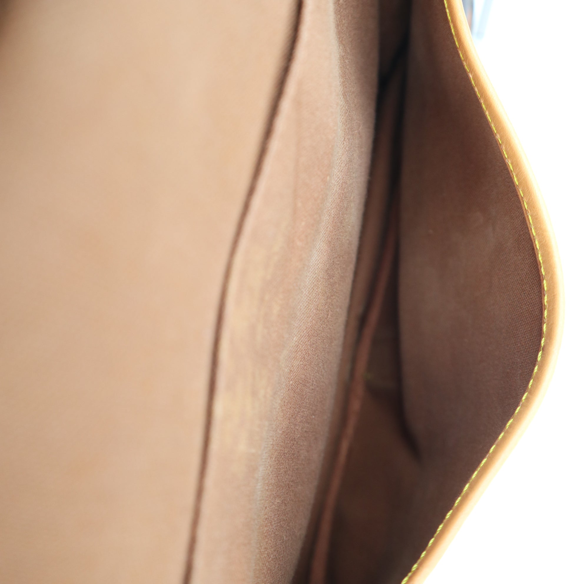 C1334R  Louis Vuitton Saumur 35-Pre Owned