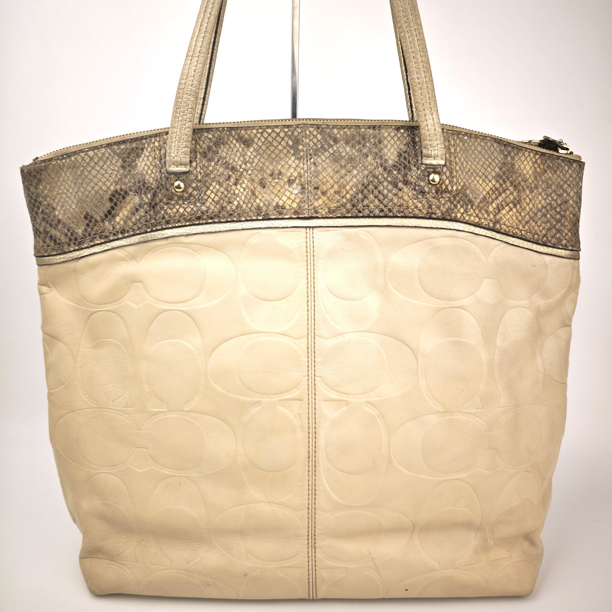 C2955 Coach Tote Bag Laura Embossed Signature Tote | Pre-Owned Very Good Embossed Signature Leather