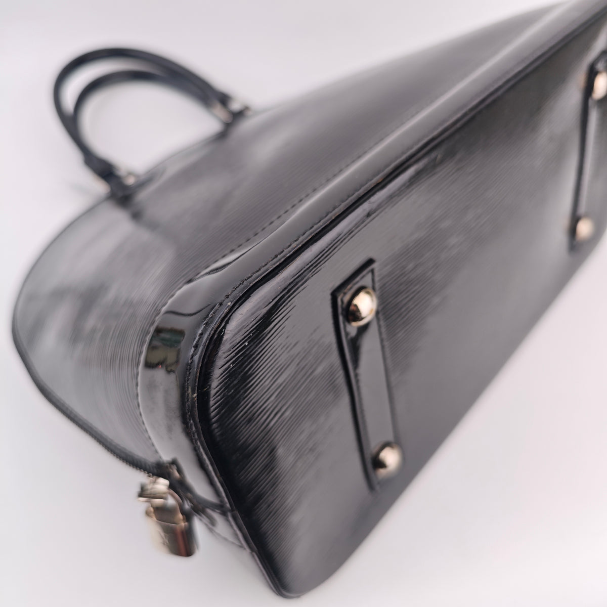 C3018 Louis Vuitton Top Handle Bag Alma GM Epi Electric Black | Pre-Owned Excellent Black Leather